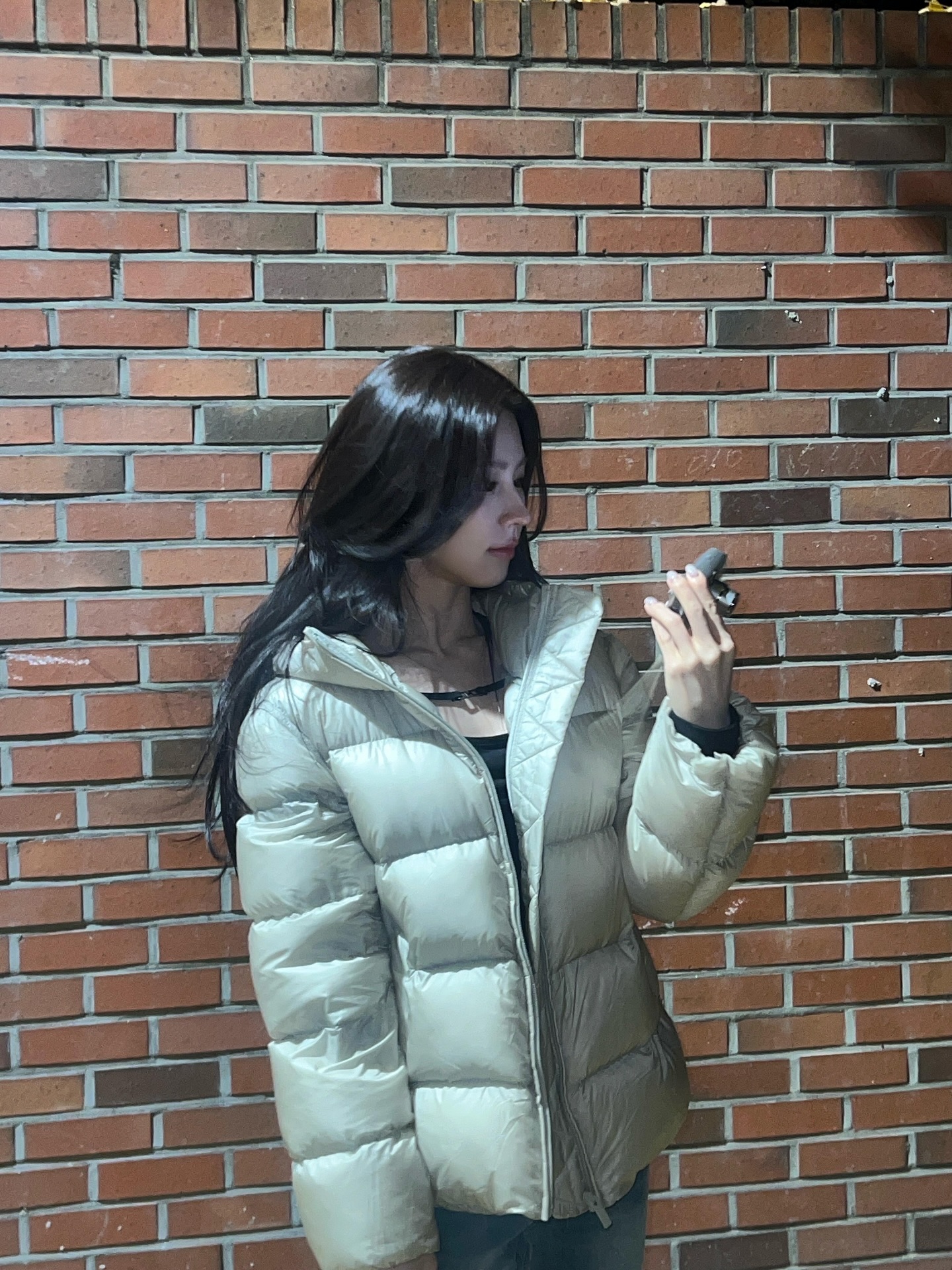 블랙패딩만 입기엔 아쉬울 때🤍
무난하게 입기 좋은 올겨울 패딩 2가지☃️❄️

겨울에 입기 좋은 패딩, 지금 소개해드릴게요.

1. 스노우피크 에어노바 리버시블 헤비 다운, 30만 원대
덕다운을 사용한 리버시블 헤비 다운으로 양면으로 착용할 수 있어 활용도가 높은 디자인입니다. 박규영은 브라운 팬츠와 매치해 편안한 데일리룩을 연출했습니다.

2. 에이바이퍼 페더웨이트 900 다운 푸퍼 재킷, 60만 원대
경량 푸퍼 재킷으로, 뛰어난 보온성과 가벼운 착용감이 특징입니다. 미연은 블랙 탑과 데님 부츠컷 팬츠를 매치해 캐주얼한 데일리룩을 연출했습니다. 이미지4