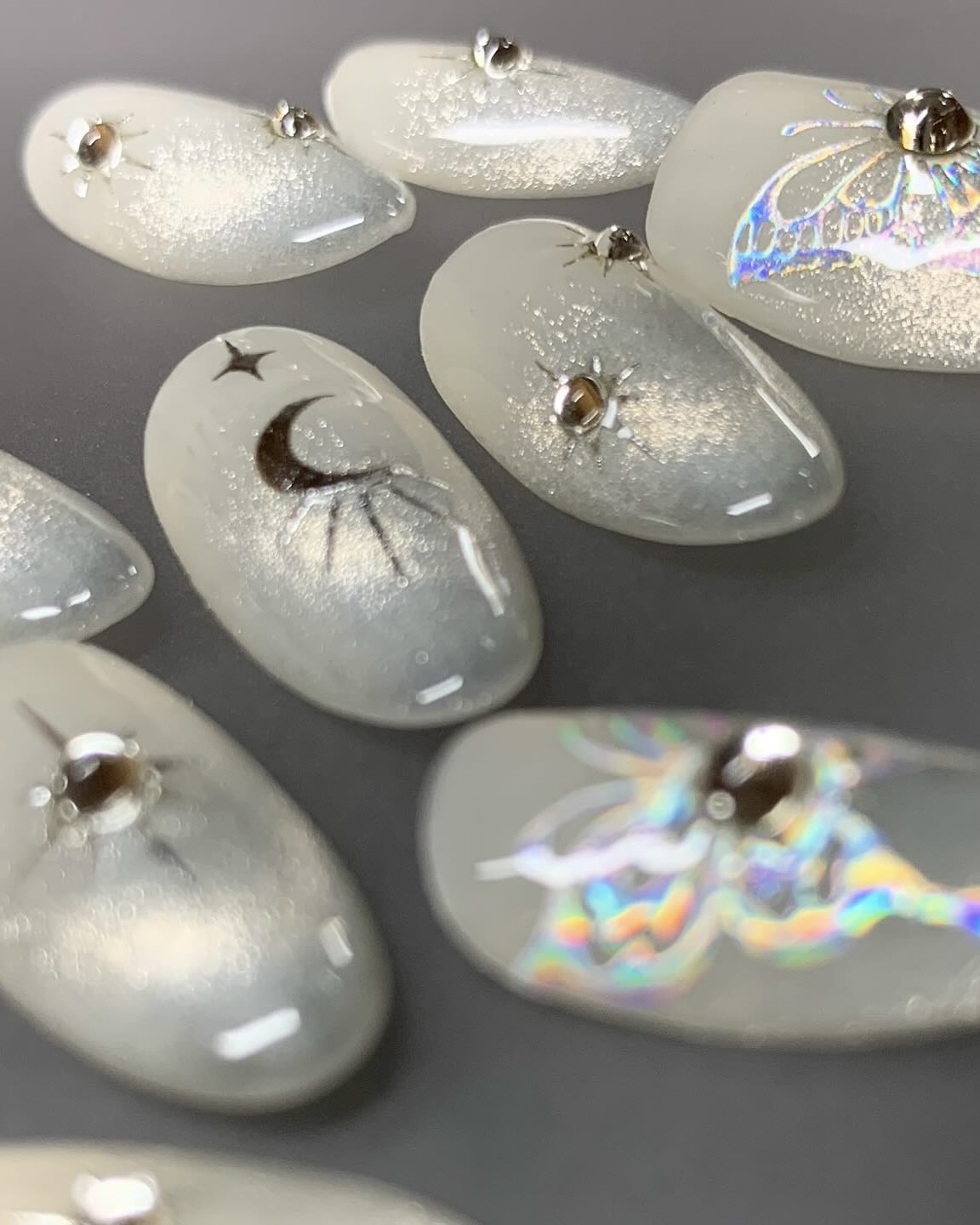 손끝 스타일링, 이제 집에서💅🏻
프레스온 네일로 내 기분에 맞춰 손쉽게 바꿔보자💖🔍

최근 해외에서 프레스온 네일이 주목받고 있는데요. 단순한 일회성 액세서리가 아닌, 트렌드를 반영하는 디자인과 높은 퀄리티 덕분이죠. 접착제 또는 접착 탭만으로 손쉽게 부착하고 제거 할 수 있어, 바쁜 라이프스타일을 보내는 젠지사이에서 특히 인기 있습니다.

프레스온 네일은 샵보다 부담이 적고, 시간 소요가 단축되며 단기적으로 활용할 수 있어 손톱 손상도도 적은 편이죠. 이런 실용성과 편의성이 좋아 새로운 뷰티 트렌드로 자리잡고 있습니다. 이미지2