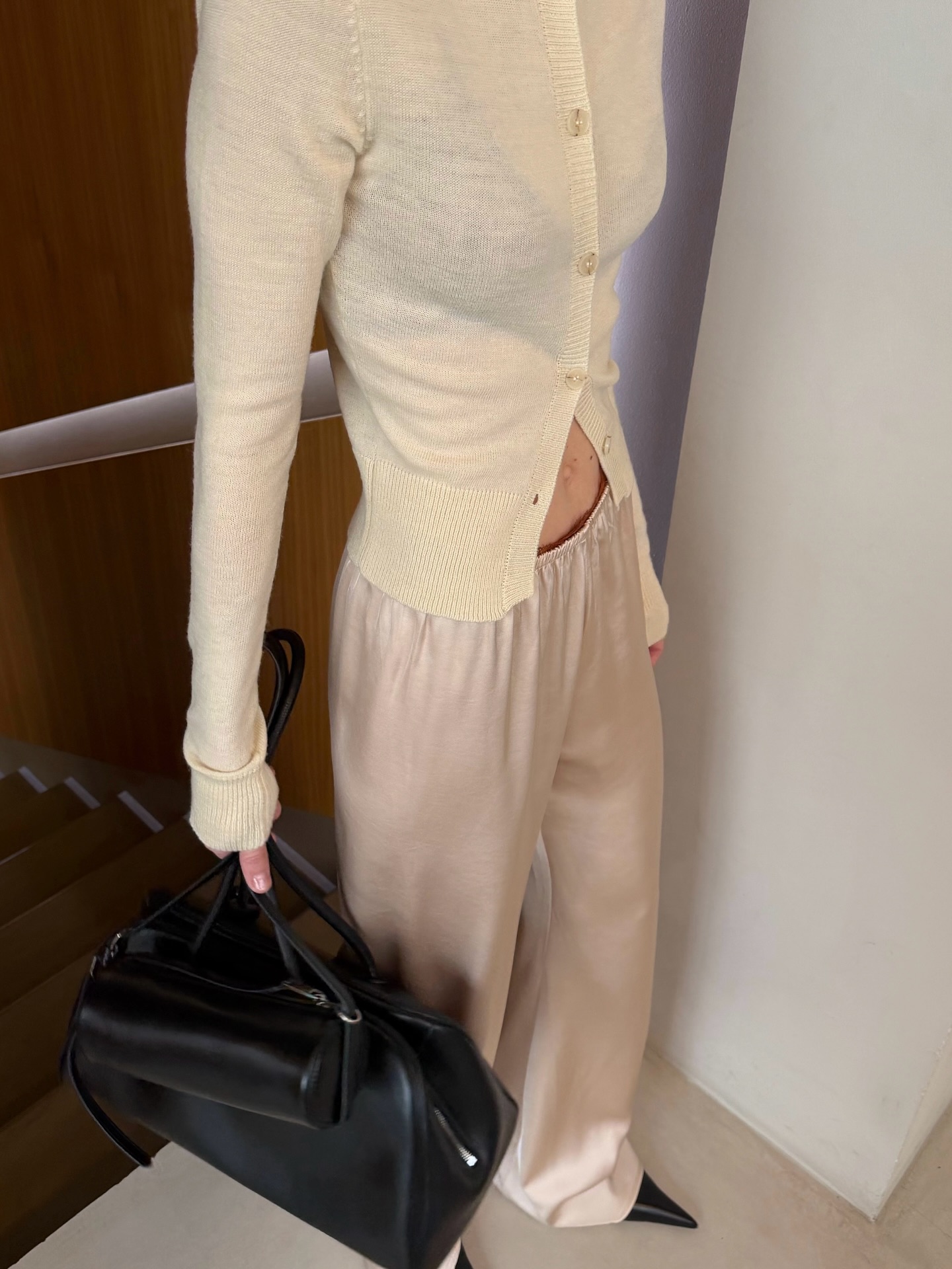 겨울룩을 더 세련되게🤍
화이트 팬츠로 밝고 담백한 겨울 스타일 완성해보세요✨ 이미지1