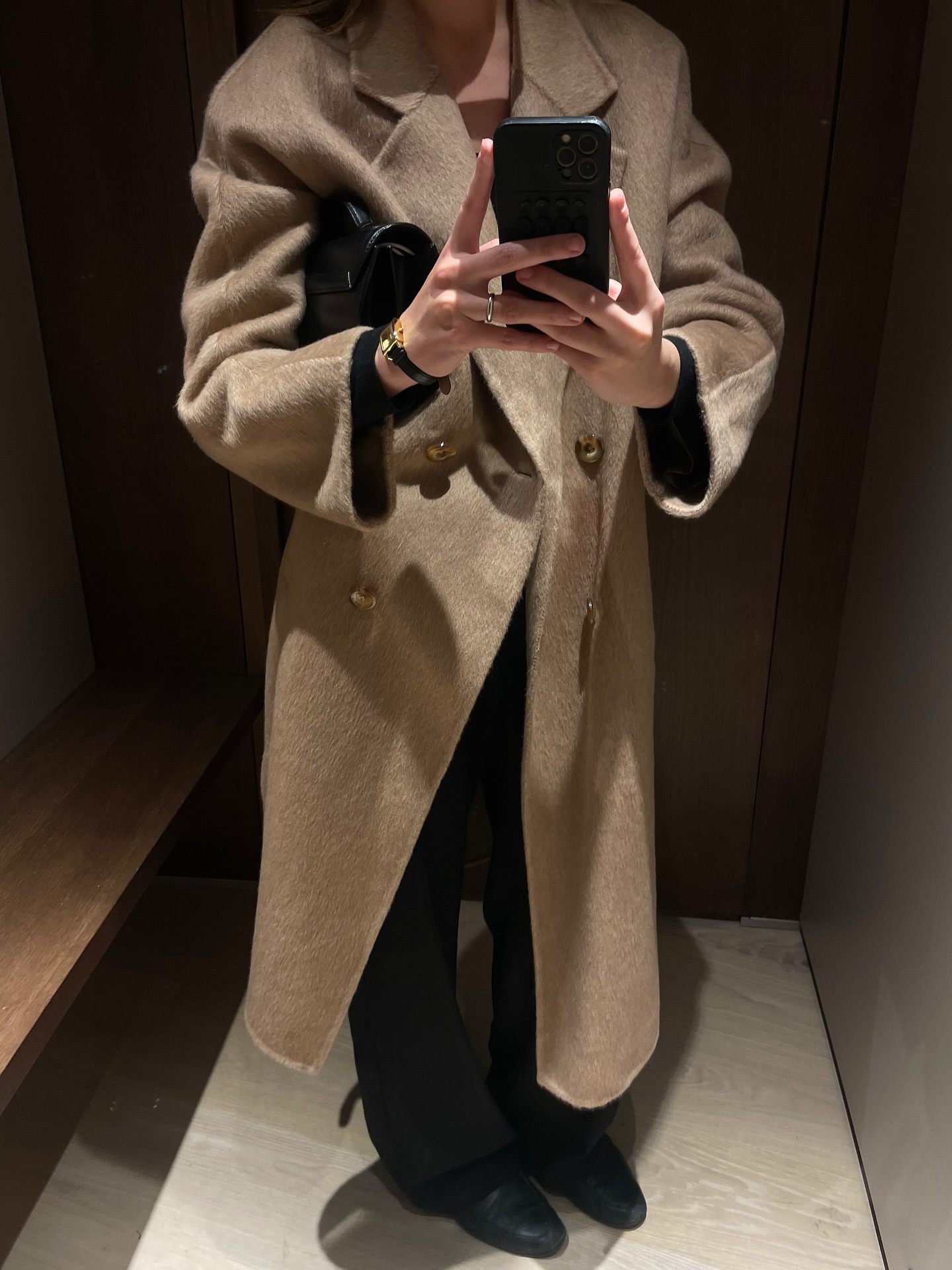 따뜻함을 더한 맥시코트🤎
길게 떨어지는 라인으로 겨울 분위기 완성🌨️✨ 이미지1