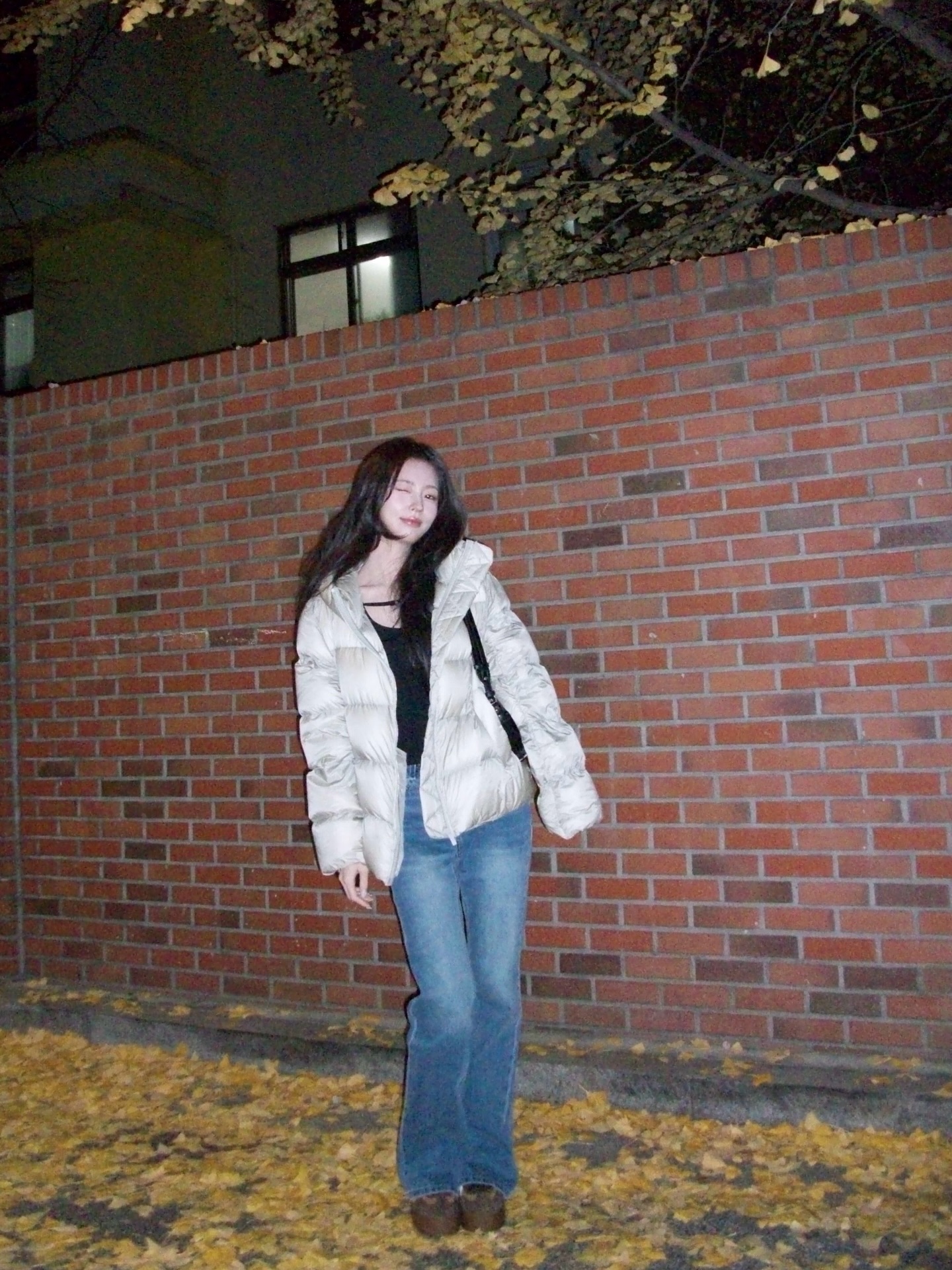 블랙패딩만 입기엔 아쉬울 때🤍
무난하게 입기 좋은 올겨울 패딩 2가지☃️❄️

겨울에 입기 좋은 패딩, 지금 소개해드릴게요.

1. 스노우피크 에어노바 리버시블 헤비 다운, 30만 원대
덕다운을 사용한 리버시블 헤비 다운으로 양면으로 착용할 수 있어 활용도가 높은 디자인입니다. 박규영은 브라운 팬츠와 매치해 편안한 데일리룩을 연출했습니다.

2. 에이바이퍼 페더웨이트 900 다운 푸퍼 재킷, 60만 원대
경량 푸퍼 재킷으로, 뛰어난 보온성과 가벼운 착용감이 특징입니다. 미연은 블랙 탑과 데님 부츠컷 팬츠를 매치해 캐주얼한 데일리룩을 연출했습니다. 이미지7