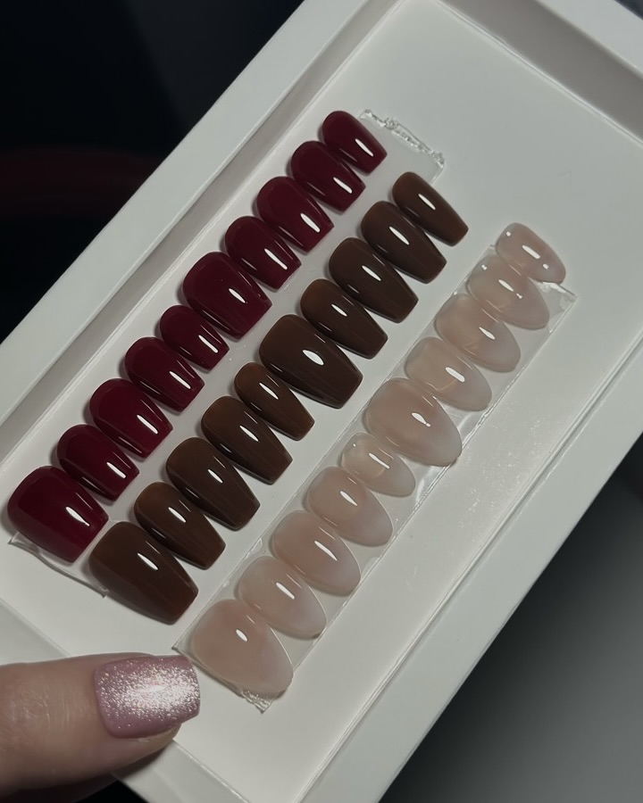 손끝 스타일링, 이제 집에서💅🏻
프레스온 네일로 내 기분에 맞춰 손쉽게 바꿔보자💖🔍

최근 해외에서 프레스온 네일이 주목받고 있는데요. 단순한 일회성 액세서리가 아닌, 트렌드를 반영하는 디자인과 높은 퀄리티 덕분이죠. 접착제 또는 접착 탭만으로 손쉽게 부착하고 제거 할 수 있어, 바쁜 라이프스타일을 보내는 젠지사이에서 특히 인기 있습니다.

프레스온 네일은 샵보다 부담이 적고, 시간 소요가 단축되며 단기적으로 활용할 수 있어 손톱 손상도도 적은 편이죠. 이런 실용성과 편의성이 좋아 새로운 뷰티 트렌드로 자리잡고 있습니다. 이미지5