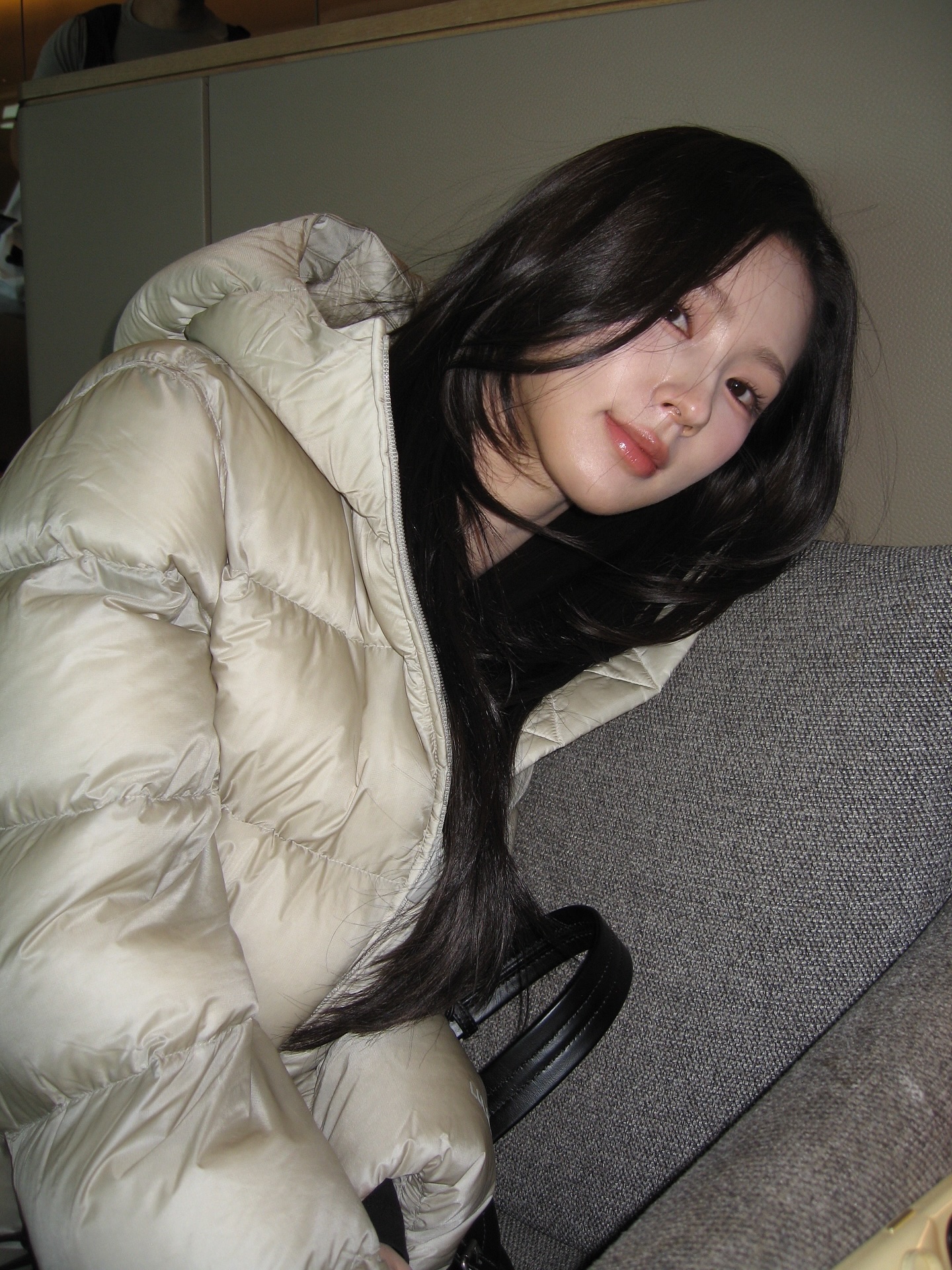 블랙패딩만 입기엔 아쉬울 때🤍
무난하게 입기 좋은 올겨울 패딩 2가지☃️❄️

겨울에 입기 좋은 패딩, 지금 소개해드릴게요.

1. 스노우피크 에어노바 리버시블 헤비 다운, 30만 원대
덕다운을 사용한 리버시블 헤비 다운으로 양면으로 착용할 수 있어 활용도가 높은 디자인입니다. 박규영은 브라운 팬츠와 매치해 편안한 데일리룩을 연출했습니다.

2. 에이바이퍼 페더웨이트 900 다운 푸퍼 재킷, 60만 원대
경량 푸퍼 재킷으로, 뛰어난 보온성과 가벼운 착용감이 특징입니다. 미연은 블랙 탑과 데님 부츠컷 팬츠를 매치해 캐주얼한 데일리룩을 연출했습니다. 이미지6