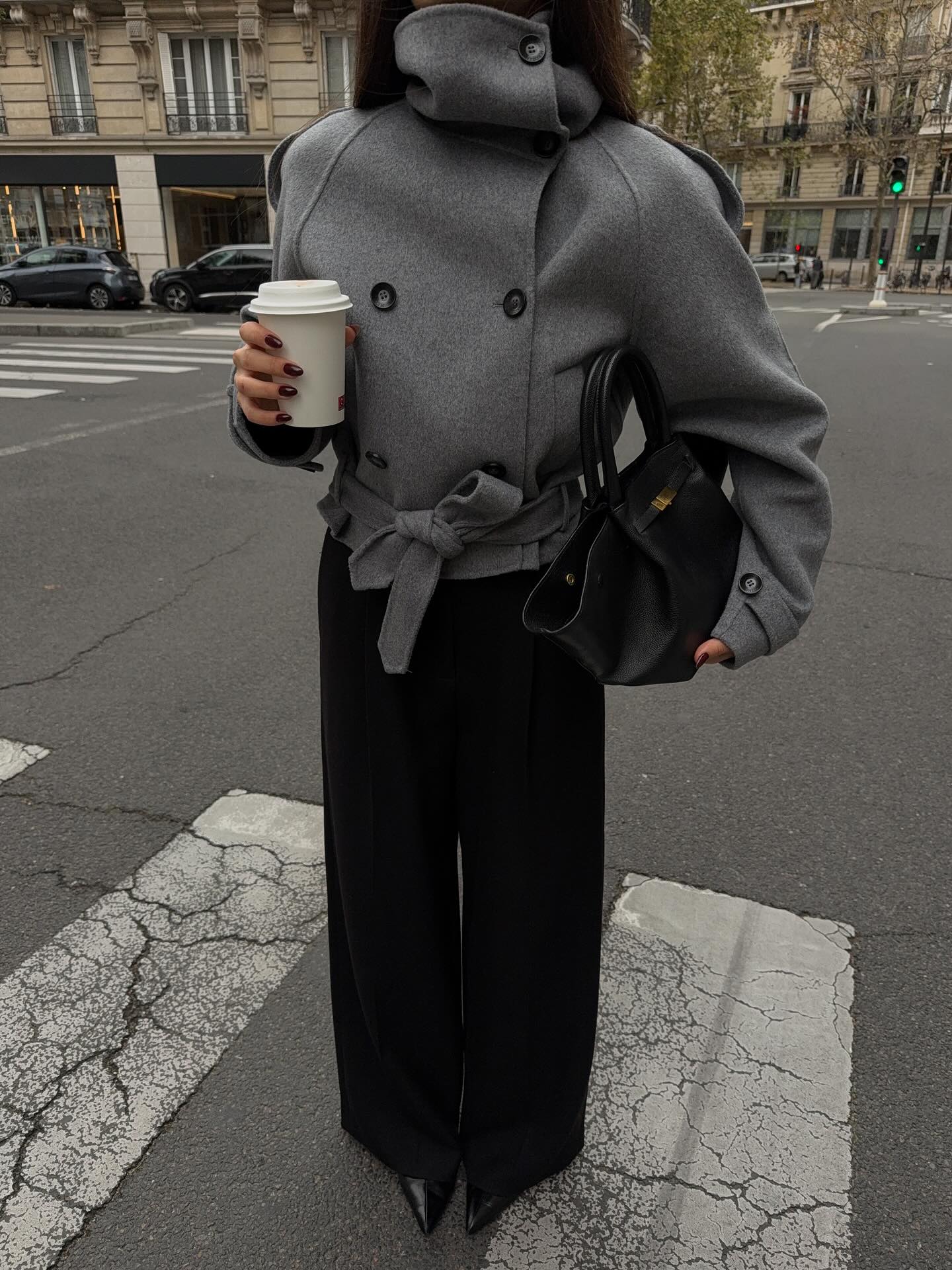 미니멀러들의 최애 숏 코트👻
그레이 숏 코트로 차분함에 세련됨까지🤍✨코트 맛집 여기!

룩에 차분한 분위기를 더해 줄 그레이 숏 코트 2가지 소개할게요.

1. 메오틴 벨로 울 재킷, 80만 원대
숏 기장의 하이넥 코트는 부드러운 양면 울 소재로 더블브레스트 디자인과 허리 아랫 부분을 살려주는 벨트 디테일이 더해져 세련된 실루엣을 만들어 주죠. 슬랙스와 앵클부츠를 매치하면 클래식하면서도 모던한 룩을 연출할 수 있습니다.

2. 코스 더블페이스 울 스카프 재킷, 30만 원대
레귤러 핏의 스카프 코트는 고급스러운 질감이 돋보이는 울과 텐셀 혼방 소재로 자연스럽게 드레이프 되는 스카프 디테일이 포인트죠. 새틴 소재의 블랙 롱스커트와 부츠를 매치하면 여성스럽고 세련된 룩을 완성할 수 있습니다. 이미지1