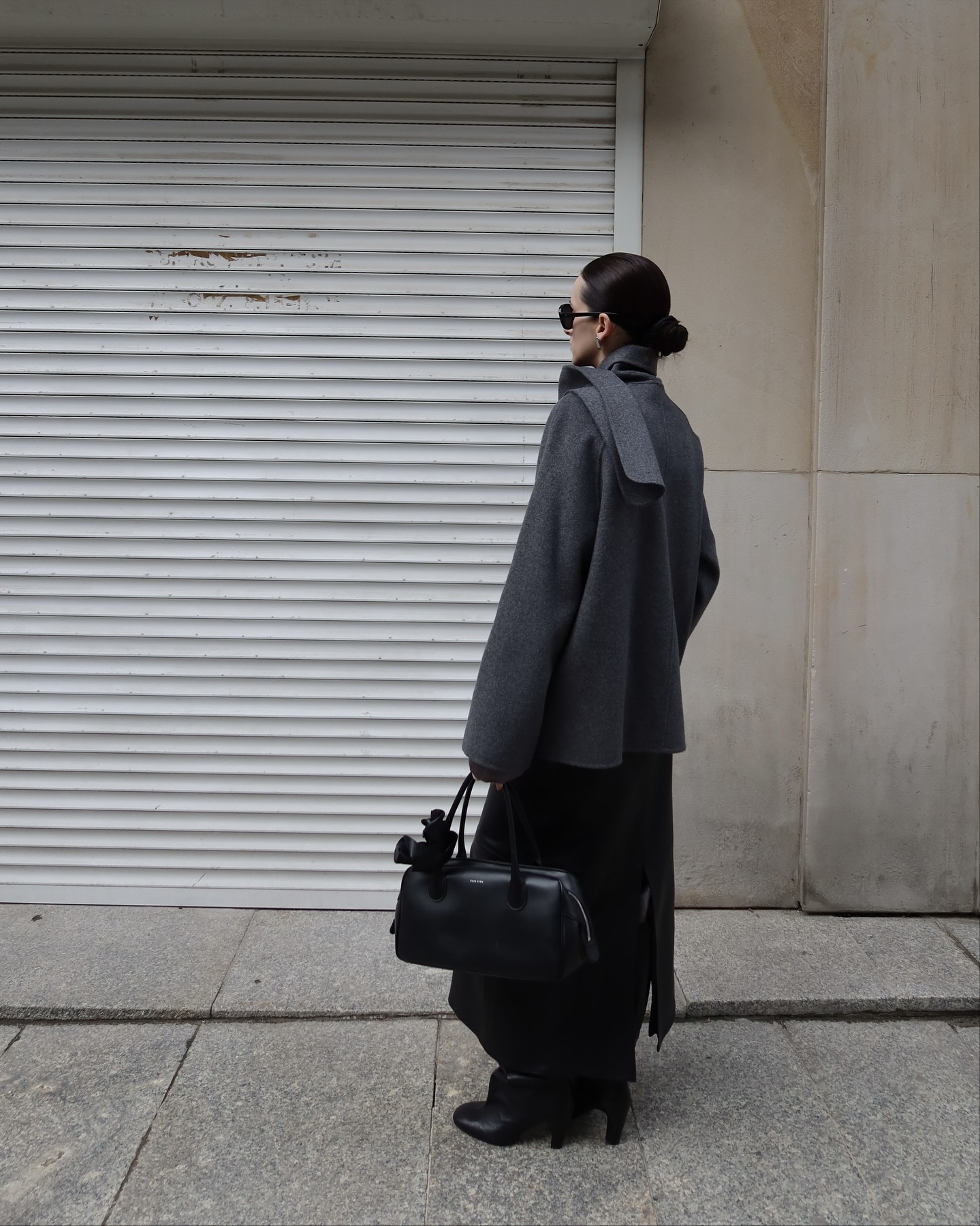 미니멀러들의 최애 숏 코트👻
그레이 숏 코트로 차분함에 세련됨까지🤍✨코트 맛집 여기!

룩에 차분한 분위기를 더해 줄 그레이 숏 코트 2가지 소개할게요.

1. 메오틴 벨로 울 재킷, 80만 원대
숏 기장의 하이넥 코트는 부드러운 양면 울 소재로 더블브레스트 디자인과 허리 아랫 부분을 살려주는 벨트 디테일이 더해져 세련된 실루엣을 만들어 주죠. 슬랙스와 앵클부츠를 매치하면 클래식하면서도 모던한 룩을 연출할 수 있습니다.

2. 코스 더블페이스 울 스카프 재킷, 30만 원대
레귤러 핏의 스카프 코트는 고급스러운 질감이 돋보이는 울과 텐셀 혼방 소재로 자연스럽게 드레이프 되는 스카프 디테일이 포인트죠. 새틴 소재의 블랙 롱스커트와 부츠를 매치하면 여성스럽고 세련된 룩을 완성할 수 있습니다. 이미지6