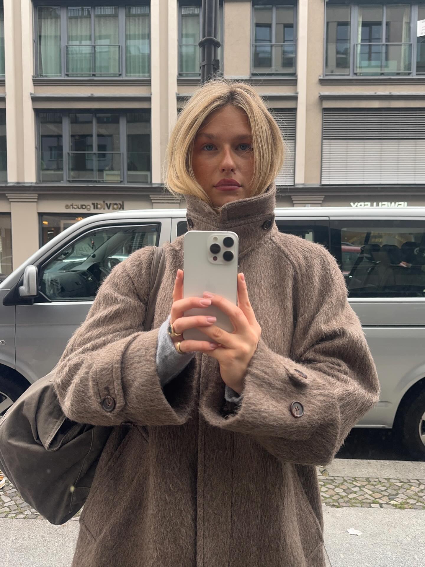 겨울엔 하이넥 코트로 목 보호😌
추운 날 몸이 느려질 땐🥶🧚🏻 목도리 말고 하이넥 코트 툭 걸치자 이미지4