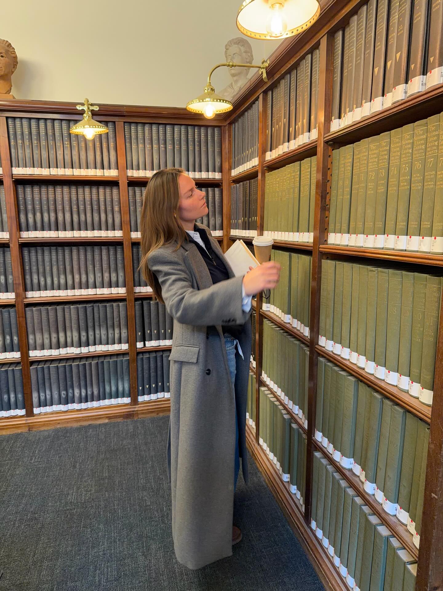 따뜻함을 더한 맥시코트🤎
길게 떨어지는 라인으로 겨울 분위기 완성🌨️✨ 이미지2