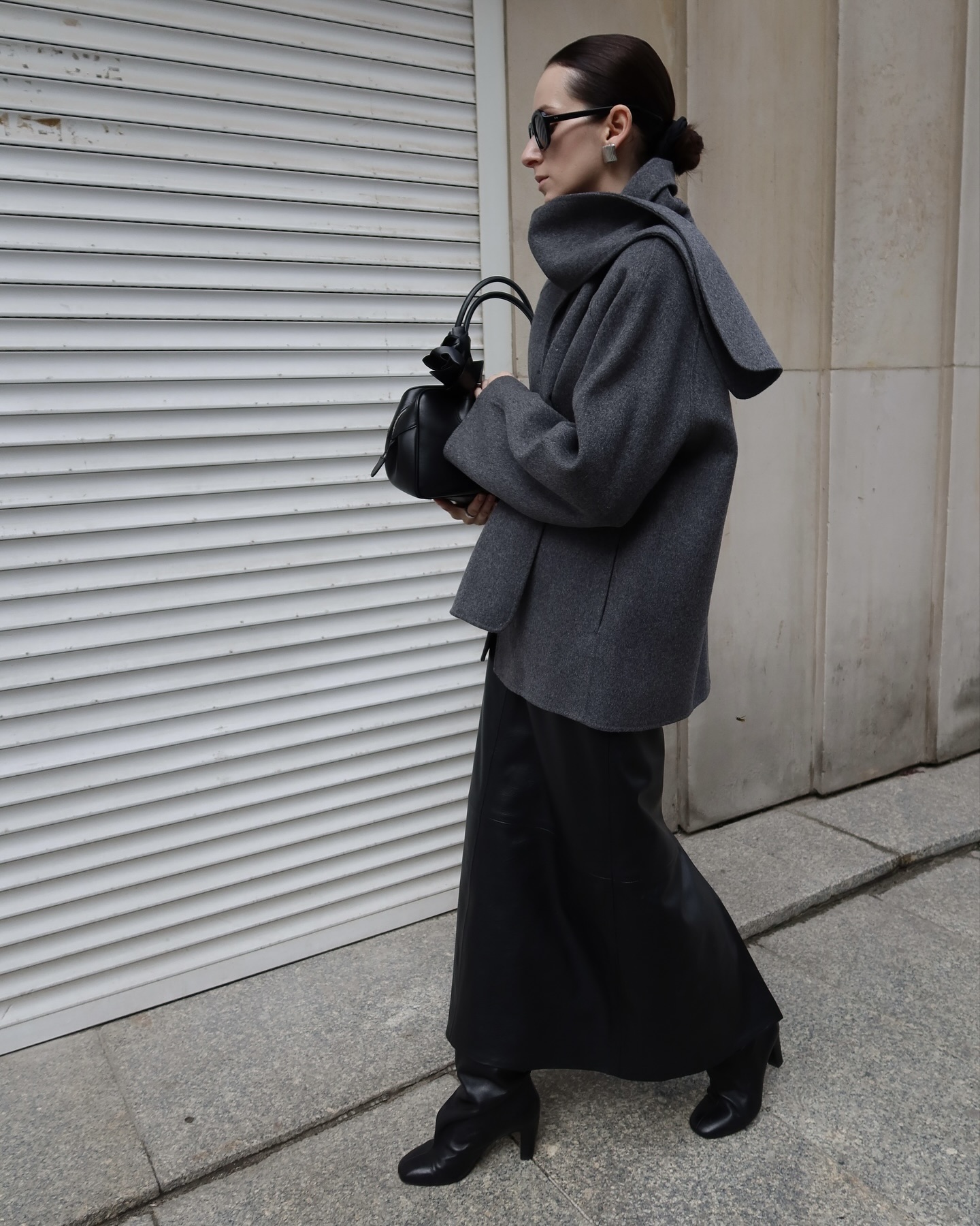 미니멀러들의 최애 숏 코트👻
그레이 숏 코트로 차분함에 세련됨까지🤍✨코트 맛집 여기!

룩에 차분한 분위기를 더해 줄 그레이 숏 코트 2가지 소개할게요.

1. 메오틴 벨로 울 재킷, 80만 원대
숏 기장의 하이넥 코트는 부드러운 양면 울 소재로 더블브레스트 디자인과 허리 아랫 부분을 살려주는 벨트 디테일이 더해져 세련된 실루엣을 만들어 주죠. 슬랙스와 앵클부츠를 매치하면 클래식하면서도 모던한 룩을 연출할 수 있습니다.

2. 코스 더블페이스 울 스카프 재킷, 30만 원대
레귤러 핏의 스카프 코트는 고급스러운 질감이 돋보이는 울과 텐셀 혼방 소재로 자연스럽게 드레이프 되는 스카프 디테일이 포인트죠. 새틴 소재의 블랙 롱스커트와 부츠를 매치하면 여성스럽고 세련된 룩을 완성할 수 있습니다. 이미지5