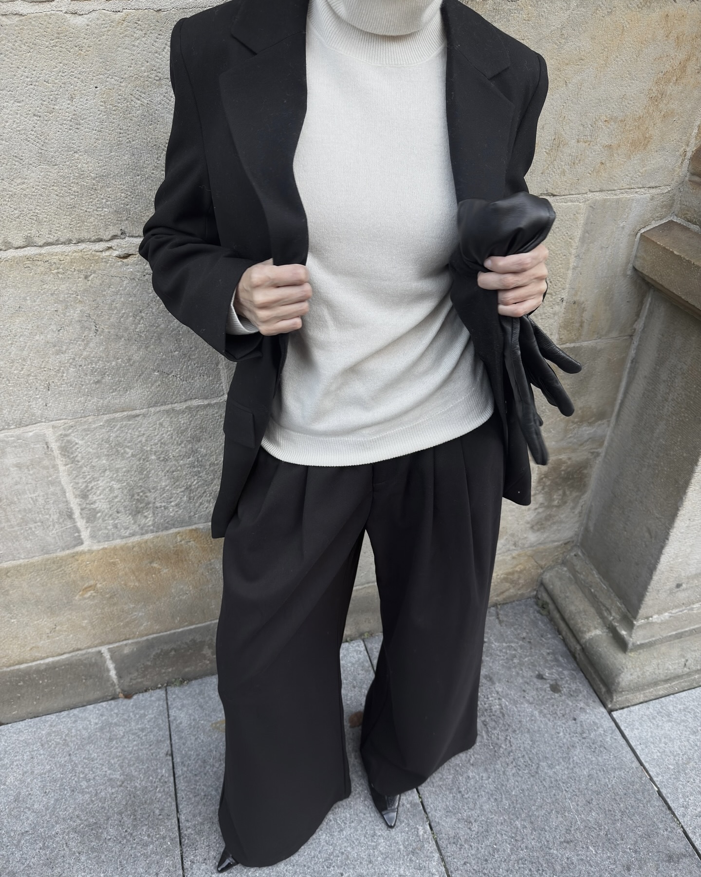 겨울 하객룩 뭐 입을지 고민이라면🔍
기본 아이템만으로 쉽게 완성할 수 있는 하객룩 아르켜 줄게💡✨

겨울 하객룩으로 활용하기 좋은 아이템 3가지 소개해 드릴게요.

1. 호미 다이아몬드 터틀넥, 30만 원대
울 소재의 다이아몬드 패턴과 꼬임 장식 같은 브레이드 디테일이 돋보이는 오버사이즈 케이블 니트죠. 맥시한 블랙 롱스커트와 매치하면 데일리로도 활용 가능한 모던한 하객룩을 완성할 수 있습니다.

2. 디쉬 이든 테일러드 팬츠, 20만 원대
가장 기본적인 와이드 슬랙스로 허리 부분에 볼륨감 있는 더블 프런트 턱 디테일이 더해진 아이템이죠. 터틀넥 이너와 블레이저를 매치하면 셋업으로 단정하면서도 포근한 클래식한 하객룩을 완성할 수 있습니다.

3. 디쉬 잭 블랙 미디스커트, 20만 원대
호주 기반의 브랜드 디쉬의 테일러드 컬럼 미디스커트는 폴리에스터  혼방 소재로 허리 벨트 디테일과 뒷트임이 포인트인 펜슬스커트입니다. 화이트 셔츠와 매치하면 깔끔하고 누구나 쉽게 활용하기 좋은 하객룩입니다. 이미지5