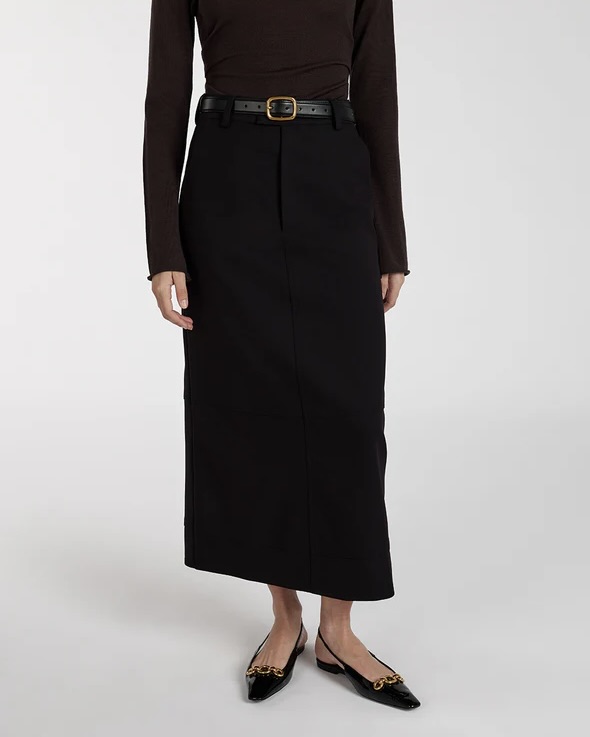 겨울 하객룩 뭐 입을지 고민이라면🔍
기본 아이템만으로 쉽게 완성할 수 있는 하객룩 아르켜 줄게💡✨

겨울 하객룩으로 활용하기 좋은 아이템 3가지 소개해 드릴게요.

1. 호미 다이아몬드 터틀넥, 30만 원대
울 소재의 다이아몬드 패턴과 꼬임 장식 같은 브레이드 디테일이 돋보이는 오버사이즈 케이블 니트죠. 맥시한 블랙 롱스커트와 매치하면 데일리로도 활용 가능한 모던한 하객룩을 완성할 수 있습니다.

2. 디쉬 이든 테일러드 팬츠, 20만 원대
가장 기본적인 와이드 슬랙스로 허리 부분에 볼륨감 있는 더블 프런트 턱 디테일이 더해진 아이템이죠. 터틀넥 이너와 블레이저를 매치하면 셋업으로 단정하면서도 포근한 클래식한 하객룩을 완성할 수 있습니다.

3. 디쉬 잭 블랙 미디스커트, 20만 원대
호주 기반의 브랜드 디쉬의 테일러드 컬럼 미디스커트는 폴리에스터  혼방 소재로 허리 벨트 디테일과 뒷트임이 포인트인 펜슬스커트입니다. 화이트 셔츠와 매치하면 깔끔하고 누구나 쉽게 활용하기 좋은 하객룩입니다. 이미지10