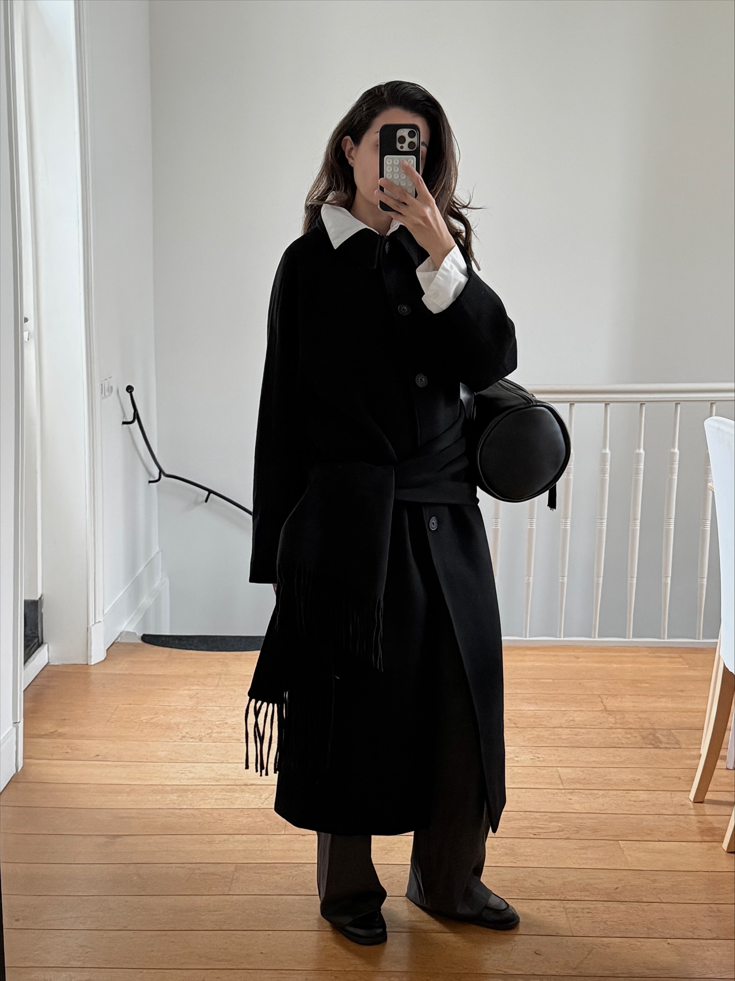 목도리? 생각보다 더 실용적이야💡
목에만 두르지 말고 다양하게 연출!!🖤🩶스타일과 보온까지 챙겨보자

목도리로 센스 있게 스타일링하는 연출법 참고해 보세요.

1. 머리
기온이 떨어지면서 매번 비니만 쓸 수 없을 때, 목도리를 머리에 둘러 바라클라바나 비니 대신 연출할 수 있는데요. 컬러, 패턴, 소재에 따라 분위기가 달라지지만, 누구나 쉽게 트렌디한 무드를 살릴 수 있는 스타일링입니다.

2. 허리
요즘에는 스카프에 이어 목도리를 허리에 둘러 포인트를 주는데요. 코트 위에 두르면 벨티드 코트처럼 허리라인이 정돈되어 시각적인 체형 보완 효과가 있고, 같은 컬러를 매치하면 톤온톤 무드를, 다른 컬러를 활용하면 심플한 룩에 포인트를 더해줍니다. 이미지9