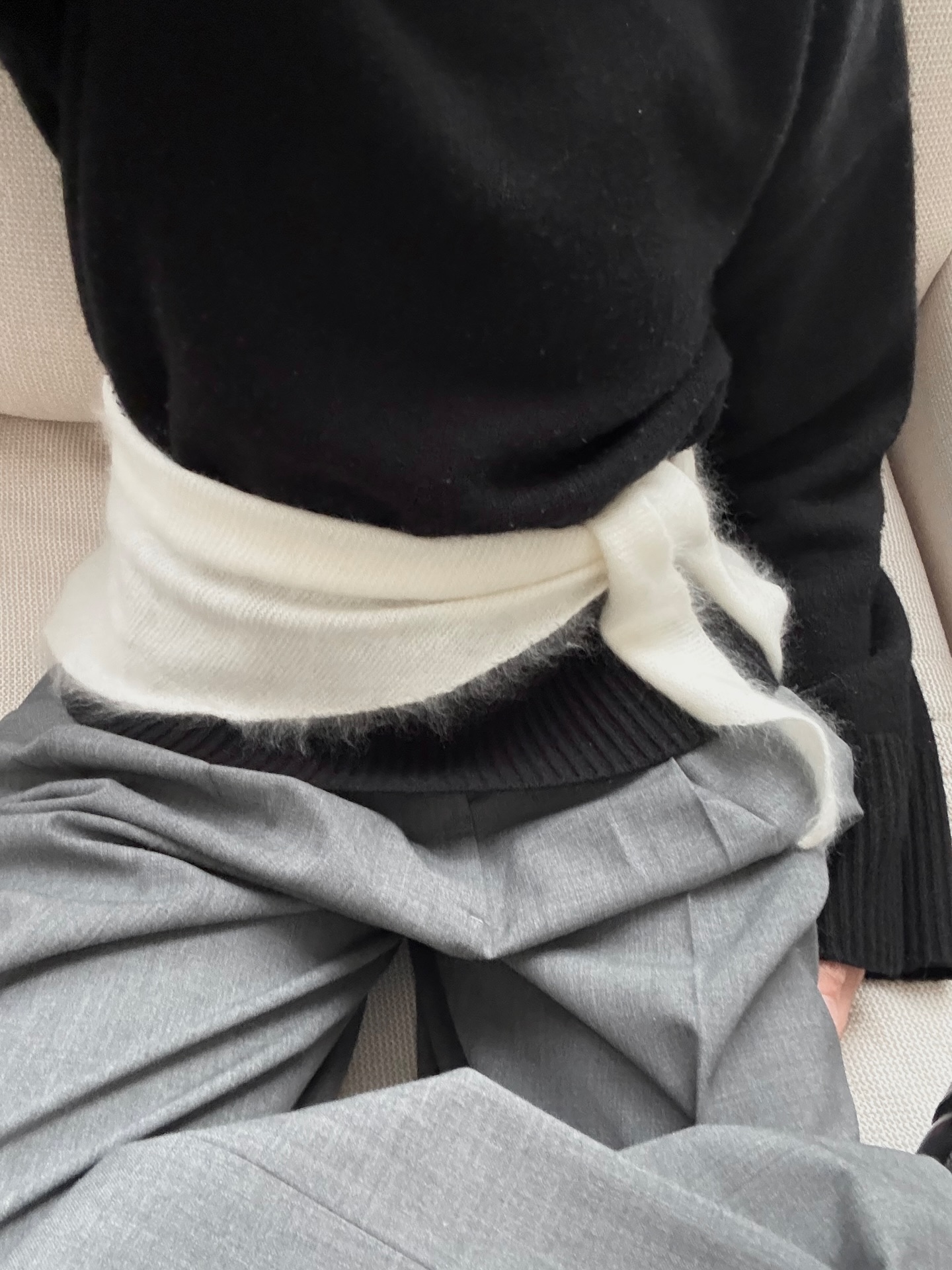 목도리? 생각보다 더 실용적이야💡
목에만 두르지 말고 다양하게 연출!!🖤🩶스타일과 보온까지 챙겨보자

목도리로 센스 있게 스타일링하는 연출법 참고해 보세요.

1. 머리
기온이 떨어지면서 매번 비니만 쓸 수 없을 때, 목도리를 머리에 둘러 바라클라바나 비니 대신 연출할 수 있는데요. 컬러, 패턴, 소재에 따라 분위기가 달라지지만, 누구나 쉽게 트렌디한 무드를 살릴 수 있는 스타일링입니다.

2. 허리
요즘에는 스카프에 이어 목도리를 허리에 둘러 포인트를 주는데요. 코트 위에 두르면 벨티드 코트처럼 허리라인이 정돈되어 시각적인 체형 보완 효과가 있고, 같은 컬러를 매치하면 톤온톤 무드를, 다른 컬러를 활용하면 심플한 룩에 포인트를 더해줍니다. 이미지6