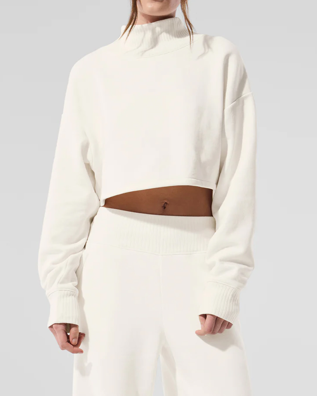 겨울내내 찾게 되는 셋업🧶
따뜻하고 편하게 입기 좋은 겨울 셋업 2가지🌨️🤎

요즘 날씨에 딱 맞는 셋업, 지금 바로 소개해드릴게요.

1. 알로 세레니티 셋업, 각 10만 원대
부드러운 시그니처 원단에 리브드 디테일이 더해진 크림톤 셋업입니다. 와이드 레그 팬츠와 넥 폴라 상의로 편안하면서도 따뜻한 데일리룩을 완성할 수 있습니다.

2. 아데놀라 다크 코코아 니트, 각 10만 원대
코튼과 폴리 혼방 니트 소재로 편안하게 입기 좋은 다크 코코아 컬러입니다. 오버사이즈 후디와 니트 팬츠 조합으로 차분한 브라운 톤의 겨울 코디에 활용도가 높은 셋업입니다. 이미지4