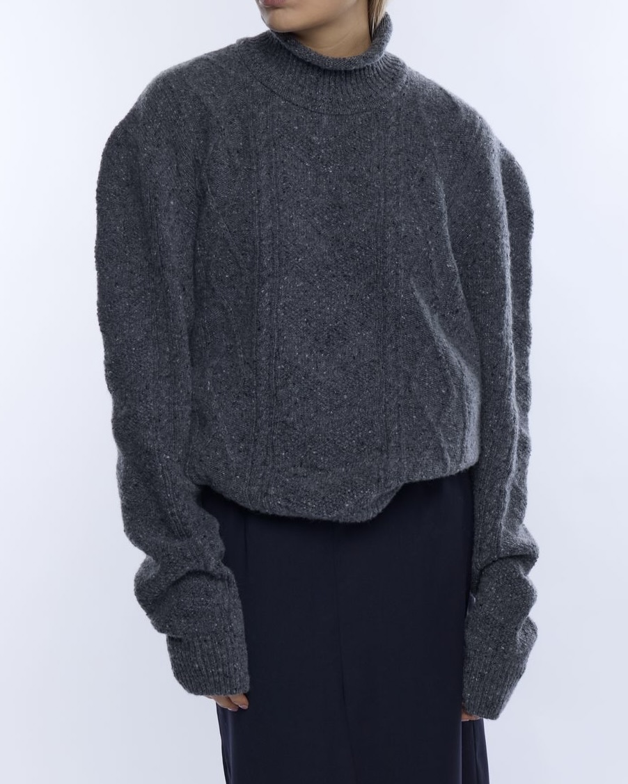 겨울 하객룩 뭐 입을지 고민이라면🔍
기본 아이템만으로 쉽게 완성할 수 있는 하객룩 아르켜 줄게💡✨

겨울 하객룩으로 활용하기 좋은 아이템 3가지 소개해 드릴게요.

1. 호미 다이아몬드 터틀넥, 30만 원대
울 소재의 다이아몬드 패턴과 꼬임 장식 같은 브레이드 디테일이 돋보이는 오버사이즈 케이블 니트죠. 맥시한 블랙 롱스커트와 매치하면 데일리로도 활용 가능한 모던한 하객룩을 완성할 수 있습니다.

2. 디쉬 이든 테일러드 팬츠, 20만 원대
가장 기본적인 와이드 슬랙스로 허리 부분에 볼륨감 있는 더블 프런트 턱 디테일이 더해진 아이템이죠. 터틀넥 이너와 블레이저를 매치하면 셋업으로 단정하면서도 포근한 클래식한 하객룩을 완성할 수 있습니다.

3. 디쉬 잭 블랙 미디스커트, 20만 원대
호주 기반의 브랜드 디쉬의 테일러드 컬럼 미디스커트는 폴리에스터  혼방 소재로 허리 벨트 디테일과 뒷트임이 포인트인 펜슬스커트입니다. 화이트 셔츠와 매치하면 깔끔하고 누구나 쉽게 활용하기 좋은 하객룩입니다. 이미지4