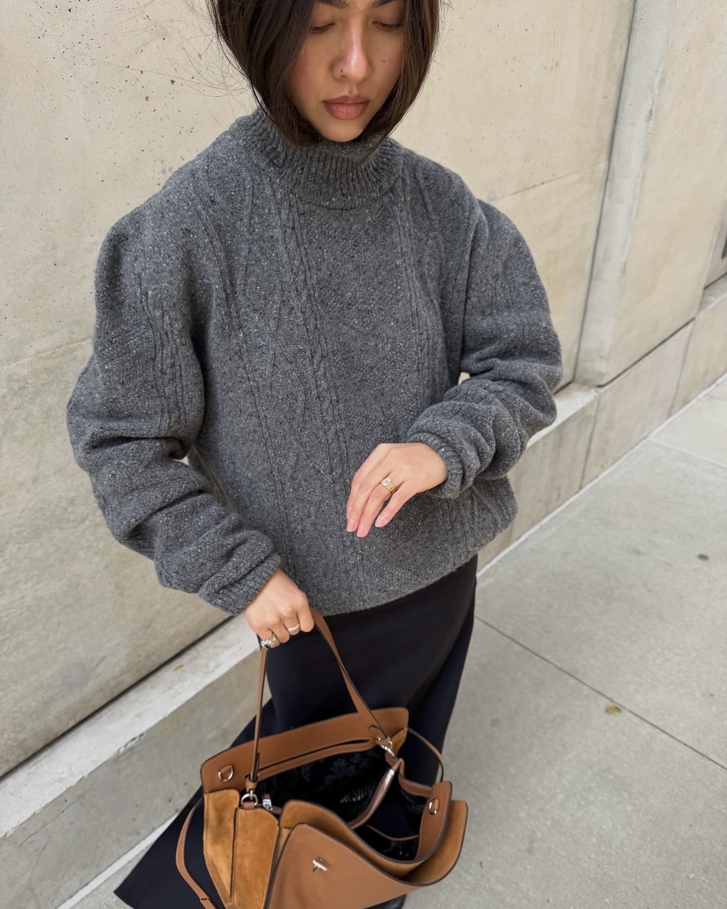 겨울 하객룩 뭐 입을지 고민이라면🔍
기본 아이템만으로 쉽게 완성할 수 있는 하객룩 아르켜 줄게💡✨

겨울 하객룩으로 활용하기 좋은 아이템 3가지 소개해 드릴게요.

1. 호미 다이아몬드 터틀넥, 30만 원대
울 소재의 다이아몬드 패턴과 꼬임 장식 같은 브레이드 디테일이 돋보이는 오버사이즈 케이블 니트죠. 맥시한 블랙 롱스커트와 매치하면 데일리로도 활용 가능한 모던한 하객룩을 완성할 수 있습니다.

2. 디쉬 이든 테일러드 팬츠, 20만 원대
가장 기본적인 와이드 슬랙스로 허리 부분에 볼륨감 있는 더블 프런트 턱 디테일이 더해진 아이템이죠. 터틀넥 이너와 블레이저를 매치하면 셋업으로 단정하면서도 포근한 클래식한 하객룩을 완성할 수 있습니다.

3. 디쉬 잭 블랙 미디스커트, 20만 원대
호주 기반의 브랜드 디쉬의 테일러드 컬럼 미디스커트는 폴리에스터  혼방 소재로 허리 벨트 디테일과 뒷트임이 포인트인 펜슬스커트입니다. 화이트 셔츠와 매치하면 깔끔하고 누구나 쉽게 활용하기 좋은 하객룩입니다. 이미지2