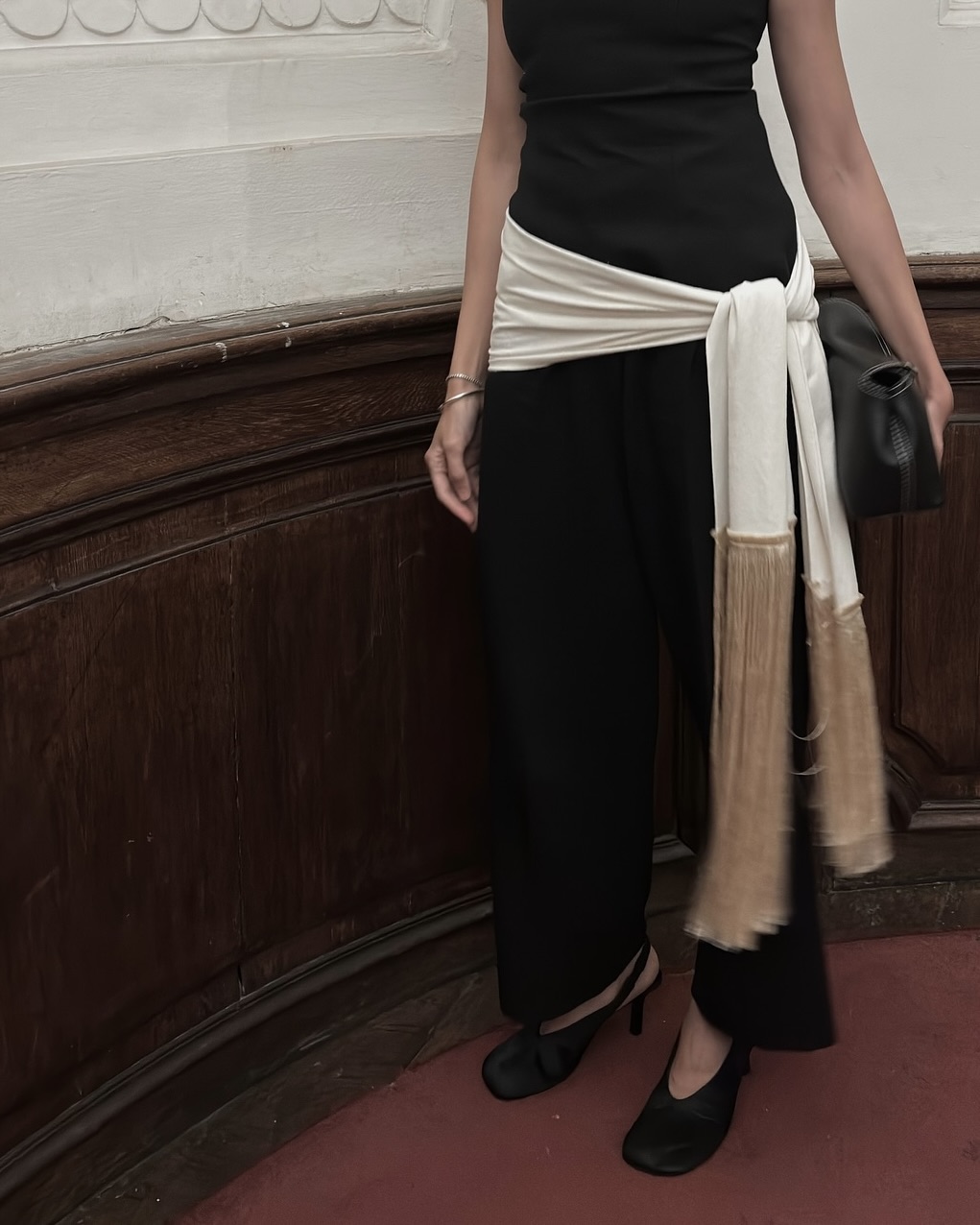 목도리? 생각보다 더 실용적이야💡
목에만 두르지 말고 다양하게 연출!!🖤🩶스타일과 보온까지 챙겨보자

목도리로 센스 있게 스타일링하는 연출법 참고해 보세요.

1. 머리
기온이 떨어지면서 매번 비니만 쓸 수 없을 때, 목도리를 머리에 둘러 바라클라바나 비니 대신 연출할 수 있는데요. 컬러, 패턴, 소재에 따라 분위기가 달라지지만, 누구나 쉽게 트렌디한 무드를 살릴 수 있는 스타일링입니다.

2. 허리
요즘에는 스카프에 이어 목도리를 허리에 둘러 포인트를 주는데요. 코트 위에 두르면 벨티드 코트처럼 허리라인이 정돈되어 시각적인 체형 보완 효과가 있고, 같은 컬러를 매치하면 톤온톤 무드를, 다른 컬러를 활용하면 심플한 룩에 포인트를 더해줍니다. 이미지8