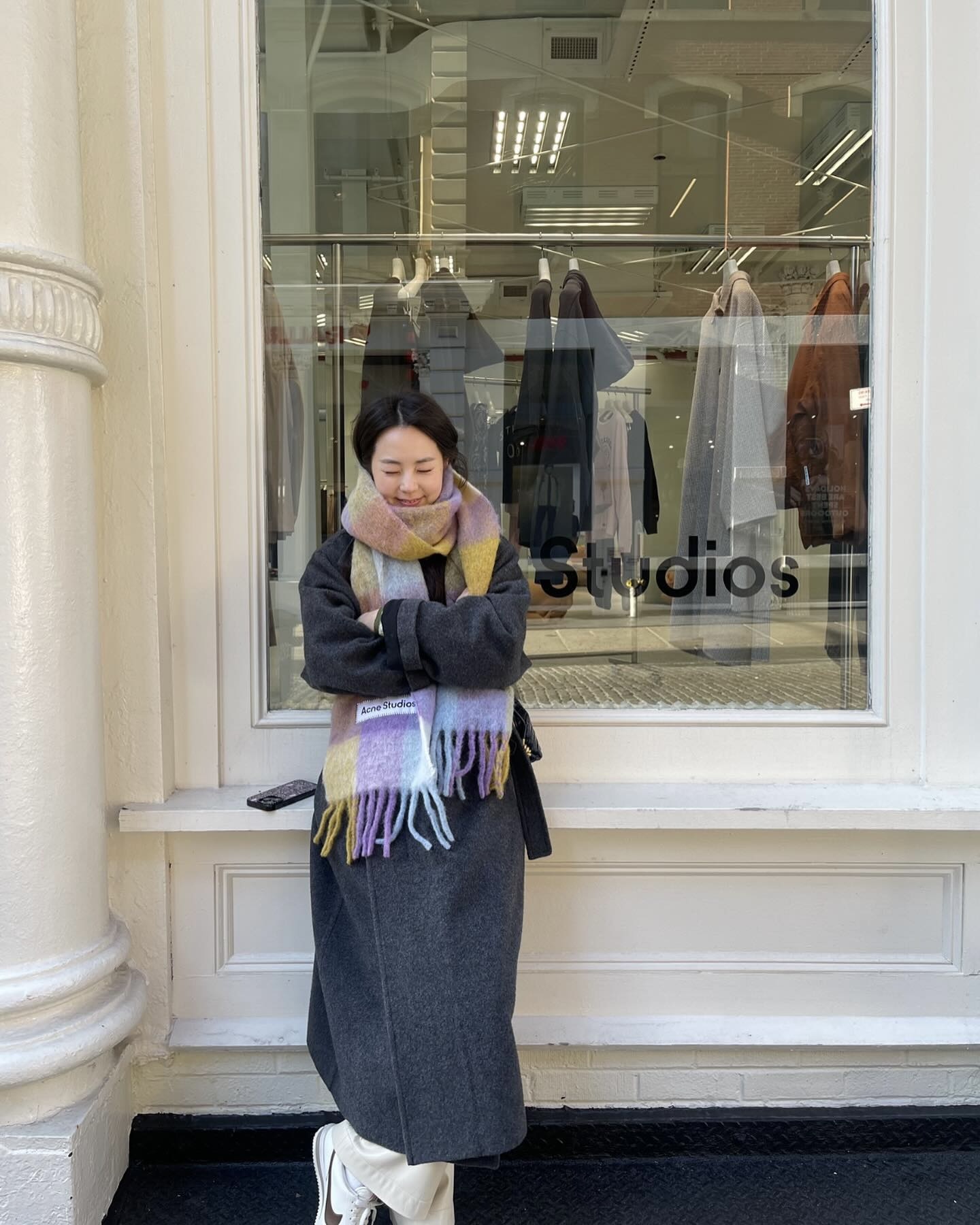 겨울 준비의 완성은 목도리지❄️
보온은 물론 룩 분위기를 살려줄 럭셔리 목도리 3가지✨🪄

겨울에 필요한 럭셔리 목도리 3가지 참고해 보세요.

1. 버버리 체크 캐시미어 스카프, 80만 원대
신예은이 두른 체크 목도리는 프린지 디테일과 로고 라벨이 포인트인 자카드 직조 시즈널 체크가 돋보이는 아이템이죠. 그레이 롱 코트와 화이트 팬츠에 매치하면, 차분한 미니멀룩에 생기를 더해줍니다.

2. 아크네 스튜디오 모헤어 체크 스카프, 50만 원대
안소희가 착용한 목도리는 다양한 컬러의 체크 패턴과 부드럽고 풍성한 모헤어 혼방 소재가 특징이죠. 롱 코트와 매치하면 모던하면서도 발랄한 포인트를 줍니다.

3. 버버리 체크 울 스카프 오터, 90만 원대
다솜이 두른 목도리는 브랜드 시그니처 체크 패턴과 프린지 디테일이 더해진 클래식한 아이템이죠. 뽀글이 코트와 매치하면 러블리하면서도 레트로한 무드를 연출할 수 있습니다. 이미지