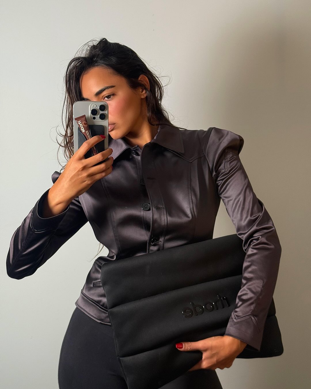 가벼워진 로드 케이스의 귀환💝
맥세이프로 더 편리해진 신상 립 케이스📱💄

헤일리 비버의 로드가 기존의 실리콘 일체형 립 케이스 대신, 맥세이프 방식으로 탈부착이 가능한 새로운 ‘스냅온 립 케이스’를 출시합니다. 디자인은 한층 더 얇고 가벼워졌으며, 맥세이프 호환 아이폰이라면 어디든 톡 하고 붙여 사용할 수 있도록 업그레이드되었는데요.

이번 스냅온 립 케이스는 로드의 립 트리트먼트와 틴트 제품 모두 장착 가능하며, 11월 28일 오전 9시 로드 공식 홈페이지에서 만나볼 수 있습니다. 이미지6