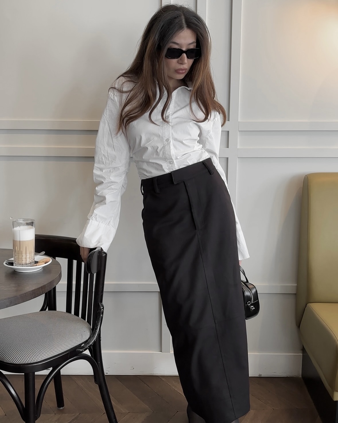 겨울 하객룩 뭐 입을지 고민이라면🔍
기본 아이템만으로 쉽게 완성할 수 있는 하객룩 아르켜 줄게💡✨

겨울 하객룩으로 활용하기 좋은 아이템 3가지 소개해 드릴게요.

1. 호미 다이아몬드 터틀넥, 30만 원대
울 소재의 다이아몬드 패턴과 꼬임 장식 같은 브레이드 디테일이 돋보이는 오버사이즈 케이블 니트죠. 맥시한 블랙 롱스커트와 매치하면 데일리로도 활용 가능한 모던한 하객룩을 완성할 수 있습니다.

2. 디쉬 이든 테일러드 팬츠, 20만 원대
가장 기본적인 와이드 슬랙스로 허리 부분에 볼륨감 있는 더블 프런트 턱 디테일이 더해진 아이템이죠. 터틀넥 이너와 블레이저를 매치하면 셋업으로 단정하면서도 포근한 클래식한 하객룩을 완성할 수 있습니다.

3. 디쉬 잭 블랙 미디스커트, 20만 원대
호주 기반의 브랜드 디쉬의 테일러드 컬럼 미디스커트는 폴리에스터  혼방 소재로 허리 벨트 디테일과 뒷트임이 포인트인 펜슬스커트입니다. 화이트 셔츠와 매치하면 깔끔하고 누구나 쉽게 활용하기 좋은 하객룩입니다. 이미지8