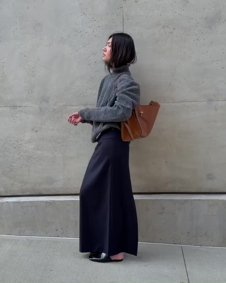 겨울 하객룩 뭐 입을지 고민이라면🔍
기본 아이템만으로 쉽게 완성할 수 있는 하객룩 아르켜 줄게💡✨

겨울 하객룩으로 활용하기 좋은 아이템 3가지 소개해 드릴게요.

1. 호미 다이아몬드 터틀넥, 30만 원대
울 소재의 다이아몬드 패턴과 꼬임 장식 같은 브레이드 디테일이 돋보이는 오버사이즈 케이블 니트죠. 맥시한 블랙 롱스커트와 매치하면 데일리로도 활용 가능한 모던한 하객룩을 완성할 수 있습니다.

2. 디쉬 이든 테일러드 팬츠, 20만 원대
가장 기본적인 와이드 슬랙스로 허리 부분에 볼륨감 있는 더블 프런트 턱 디테일이 더해진 아이템이죠. 터틀넥 이너와 블레이저를 매치하면 셋업으로 단정하면서도 포근한 클래식한 하객룩을 완성할 수 있습니다.

3. 디쉬 잭 블랙 미디스커트, 20만 원대
호주 기반의 브랜드 디쉬의 테일러드 컬럼 미디스커트는 폴리에스터  혼방 소재로 허리 벨트 디테일과 뒷트임이 포인트인 펜슬스커트입니다. 화이트 셔츠와 매치하면 깔끔하고 누구나 쉽게 활용하기 좋은 하객룩입니다. 이미지