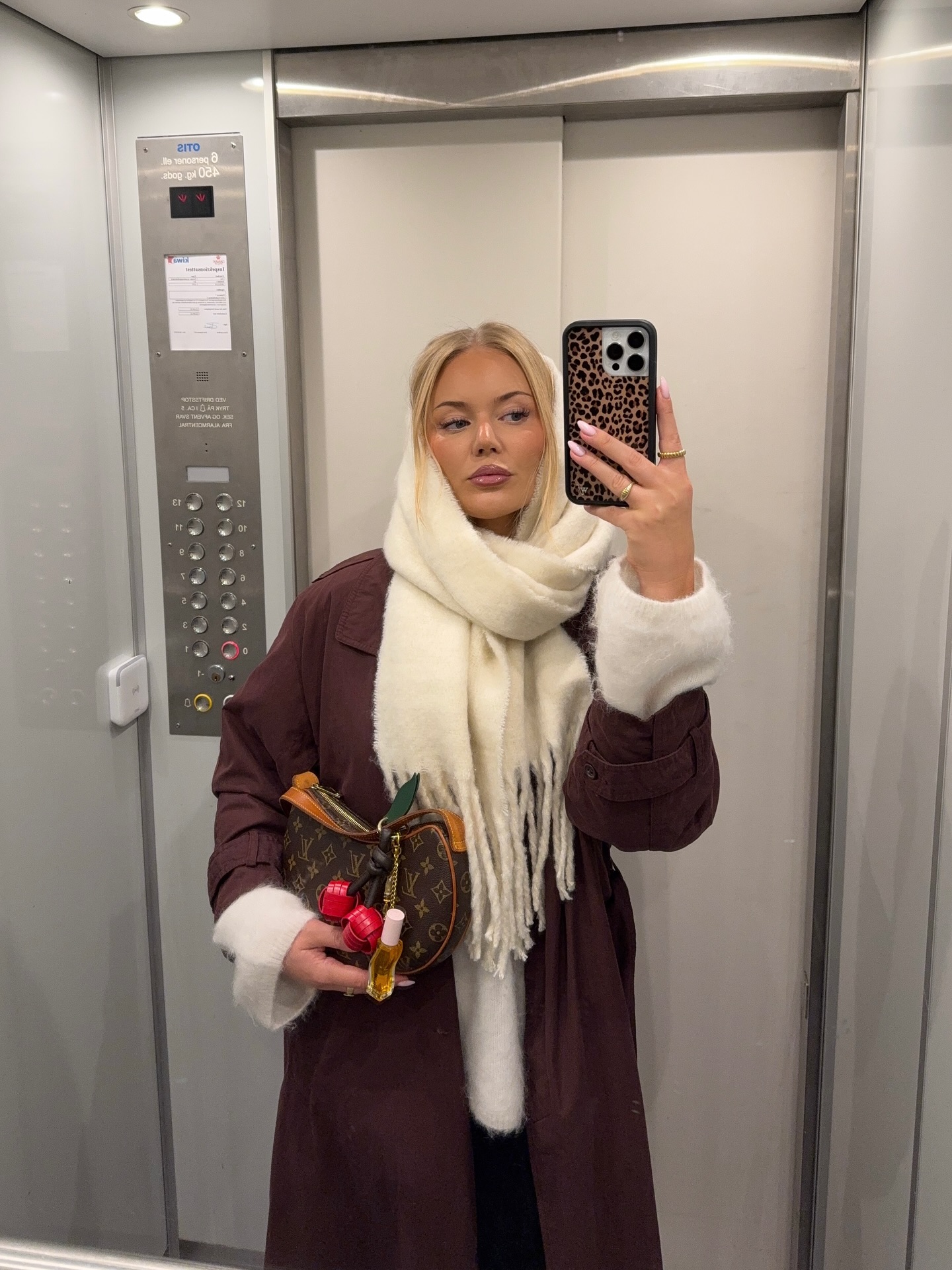 목도리? 생각보다 더 실용적이야💡
목에만 두르지 말고 다양하게 연출!!🖤🩶스타일과 보온까지 챙겨보자

목도리로 센스 있게 스타일링하는 연출법 참고해 보세요.

1. 머리
기온이 떨어지면서 매번 비니만 쓸 수 없을 때, 목도리를 머리에 둘러 바라클라바나 비니 대신 연출할 수 있는데요. 컬러, 패턴, 소재에 따라 분위기가 달라지지만, 누구나 쉽게 트렌디한 무드를 살릴 수 있는 스타일링입니다.

2. 허리
요즘에는 스카프에 이어 목도리를 허리에 둘러 포인트를 주는데요. 코트 위에 두르면 벨티드 코트처럼 허리라인이 정돈되어 시각적인 체형 보완 효과가 있고, 같은 컬러를 매치하면 톤온톤 무드를, 다른 컬러를 활용하면 심플한 룩에 포인트를 더해줍니다. 이미지5