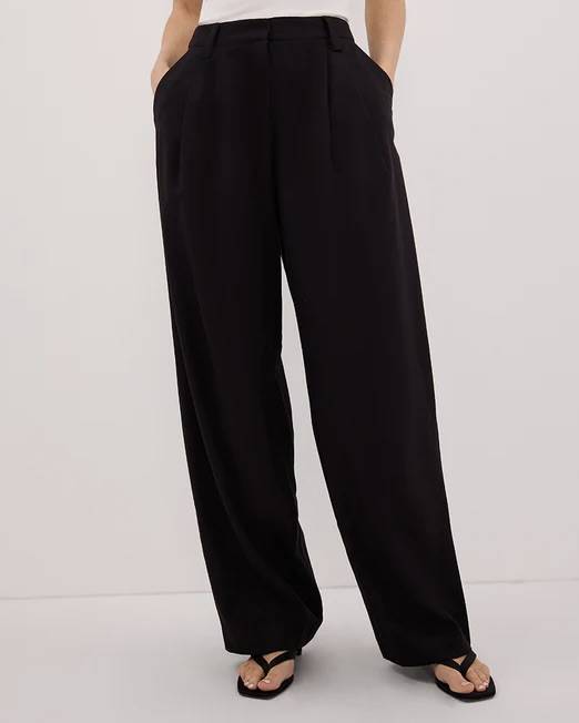 겨울 하객룩 뭐 입을지 고민이라면🔍
기본 아이템만으로 쉽게 완성할 수 있는 하객룩 아르켜 줄게💡✨

겨울 하객룩으로 활용하기 좋은 아이템 3가지 소개해 드릴게요.

1. 호미 다이아몬드 터틀넥, 30만 원대
울 소재의 다이아몬드 패턴과 꼬임 장식 같은 브레이드 디테일이 돋보이는 오버사이즈 케이블 니트죠. 맥시한 블랙 롱스커트와 매치하면 데일리로도 활용 가능한 모던한 하객룩을 완성할 수 있습니다.

2. 디쉬 이든 테일러드 팬츠, 20만 원대
가장 기본적인 와이드 슬랙스로 허리 부분에 볼륨감 있는 더블 프런트 턱 디테일이 더해진 아이템이죠. 터틀넥 이너와 블레이저를 매치하면 셋업으로 단정하면서도 포근한 클래식한 하객룩을 완성할 수 있습니다.

3. 디쉬 잭 블랙 미디스커트, 20만 원대
호주 기반의 브랜드 디쉬의 테일러드 컬럼 미디스커트는 폴리에스터  혼방 소재로 허리 벨트 디테일과 뒷트임이 포인트인 펜슬스커트입니다. 화이트 셔츠와 매치하면 깔끔하고 누구나 쉽게 활용하기 좋은 하객룩입니다. 이미지7