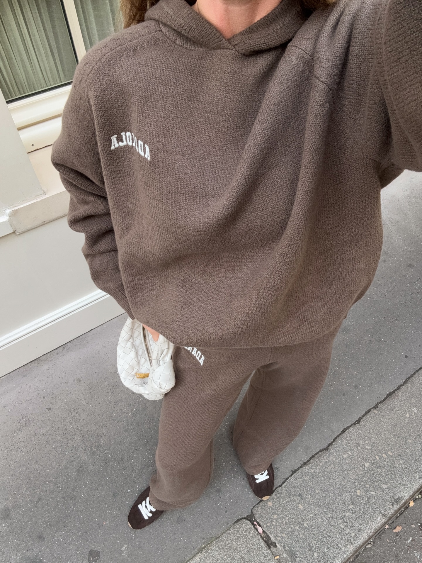 겨울내내 찾게 되는 셋업🧶
따뜻하고 편하게 입기 좋은 겨울 셋업 2가지🌨️🤎

요즘 날씨에 딱 맞는 셋업, 지금 바로 소개해드릴게요.

1. 알로 세레니티 셋업, 각 10만 원대
부드러운 시그니처 원단에 리브드 디테일이 더해진 크림톤 셋업입니다. 와이드 레그 팬츠와 넥 폴라 상의로 편안하면서도 따뜻한 데일리룩을 완성할 수 있습니다.

2. 아데놀라 다크 코코아 니트, 각 10만 원대
코튼과 폴리 혼방 니트 소재로 편안하게 입기 좋은 다크 코코아 컬러입니다. 오버사이즈 후디와 니트 팬츠 조합으로 차분한 브라운 톤의 겨울 코디에 활용도가 높은 셋업입니다. 이미지6