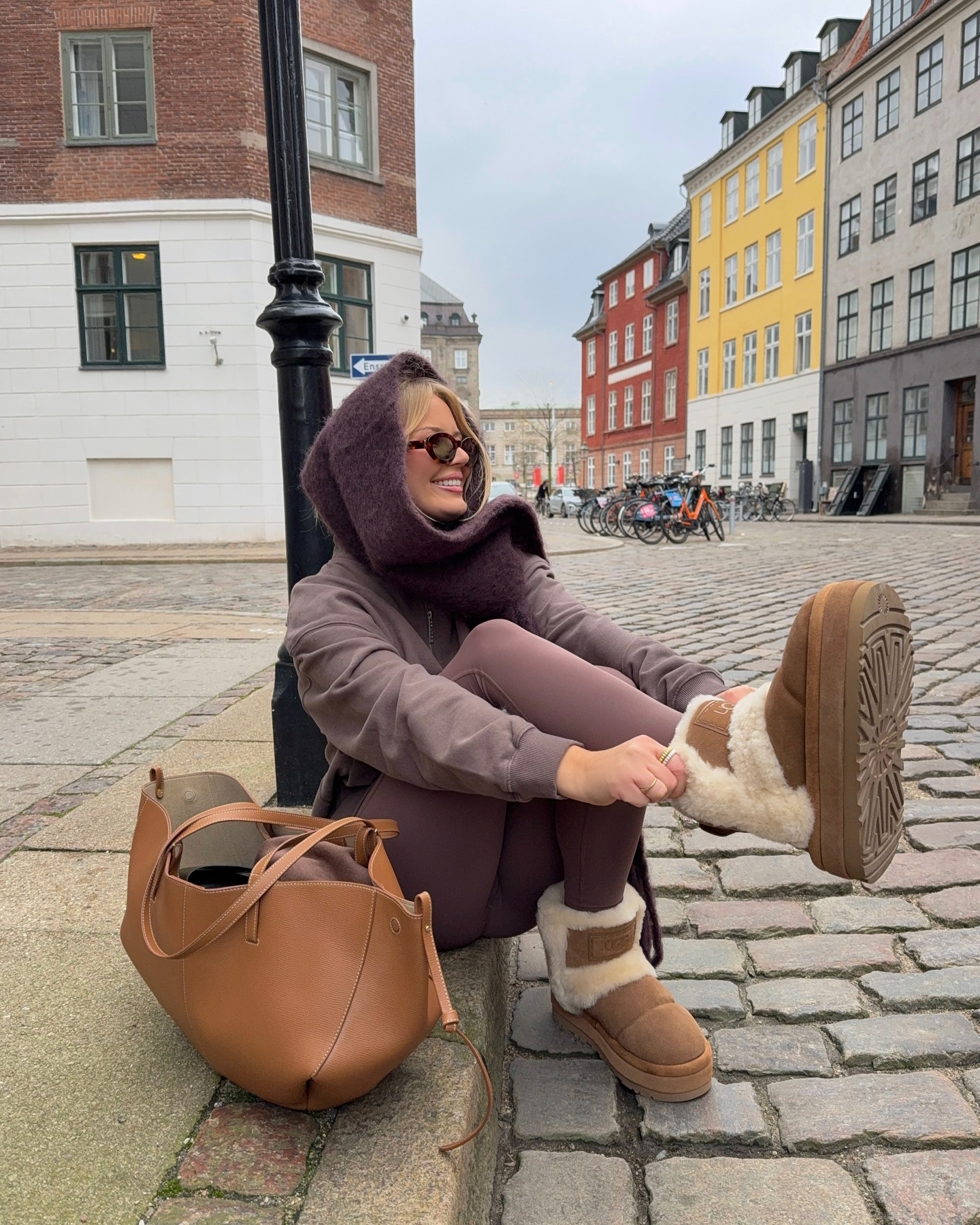 목도리? 생각보다 더 실용적이야💡
목에만 두르지 말고 다양하게 연출!!🖤🩶스타일과 보온까지 챙겨보자

목도리로 센스 있게 스타일링하는 연출법 참고해 보세요.

1. 머리
기온이 떨어지면서 매번 비니만 쓸 수 없을 때, 목도리를 머리에 둘러 바라클라바나 비니 대신 연출할 수 있는데요. 컬러, 패턴, 소재에 따라 분위기가 달라지지만, 누구나 쉽게 트렌디한 무드를 살릴 수 있는 스타일링입니다.

2. 허리
요즘에는 스카프에 이어 목도리를 허리에 둘러 포인트를 주는데요. 코트 위에 두르면 벨티드 코트처럼 허리라인이 정돈되어 시각적인 체형 보완 효과가 있고, 같은 컬러를 매치하면 톤온톤 무드를, 다른 컬러를 활용하면 심플한 룩에 포인트를 더해줍니다. 이미지7