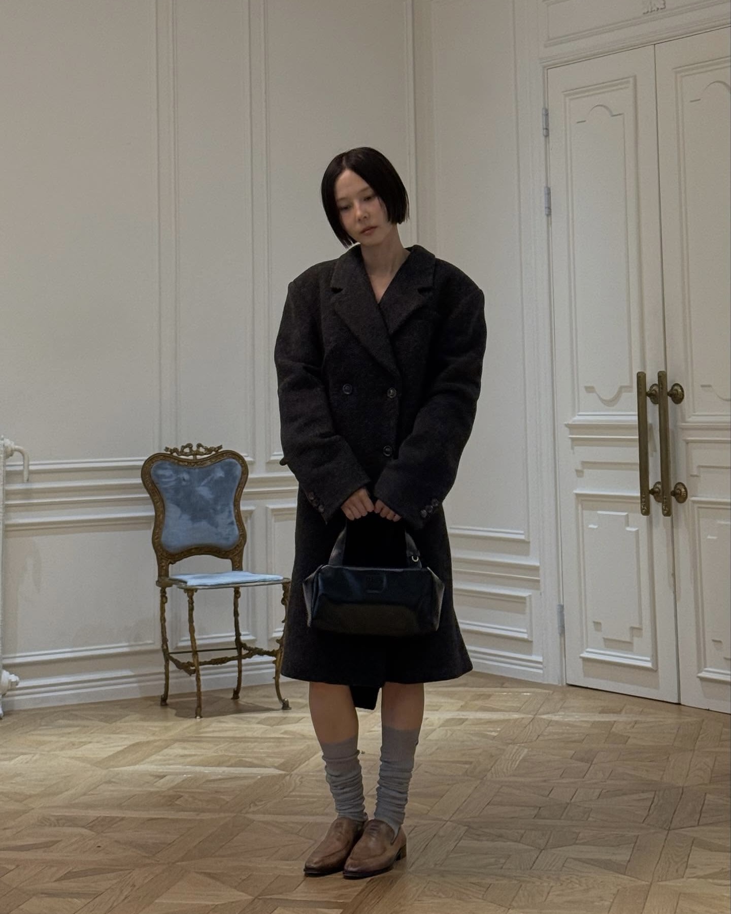 올겨울엔 더블코트로 종결합니다✨
디테일 살아있는 고급스럽고 세련된 김나영표 더블코트🖤🩶

김나영의 더블코트 2가지를 소개합니다.

1. 미우미우 더블브레스트 셰틀랜드 울 코트, 1000만 원대
가볍고 보온성이 뛰어난 셰틀랜드 울 소재를 활용한 하프 코트로 더블 버튼 디테일과 노치드 라펠 디자인이 특징이죠. 코트를 원피스처럼 연출해 니삭스와 로퍼를 매치하면 빈지한 프레피 무드를 연출할 수 있습니다.

2. 더 로우 하리엣 버진 울 캐시미어 코트, 700만 원대
워싱 처리된 울과 캐시미어 소재를 활용한 롱 기장의 더블코트로 드레시한 피크 라펠과 사선 웰트 포켓이 돋보이죠. 브이넥 니트와 머플러와 함께 매치하면 차분하면서도 클래식한 룩을 완성할 수 있습니다. 이미지3