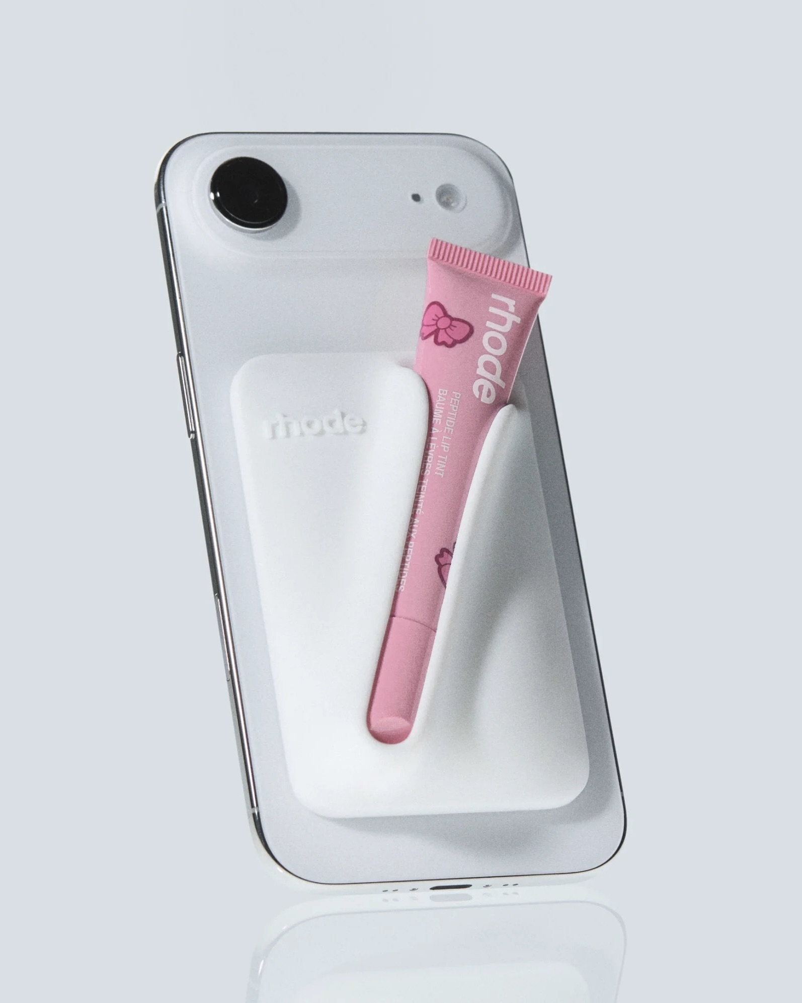 가벼워진 로드 케이스의 귀환💝
맥세이프로 더 편리해진 신상 립 케이스📱💄

헤일리 비버의 로드가 기존의 실리콘 일체형 립 케이스 대신, 맥세이프 방식으로 탈부착이 가능한 새로운 ‘스냅온 립 케이스’를 출시합니다. 디자인은 한층 더 얇고 가벼워졌으며, 맥세이프 호환 아이폰이라면 어디든 톡 하고 붙여 사용할 수 있도록 업그레이드되었는데요.

이번 스냅온 립 케이스는 로드의 립 트리트먼트와 틴트 제품 모두 장착 가능하며, 11월 28일 오전 9시 로드 공식 홈페이지에서 만나볼 수 있습니다. 이미지3