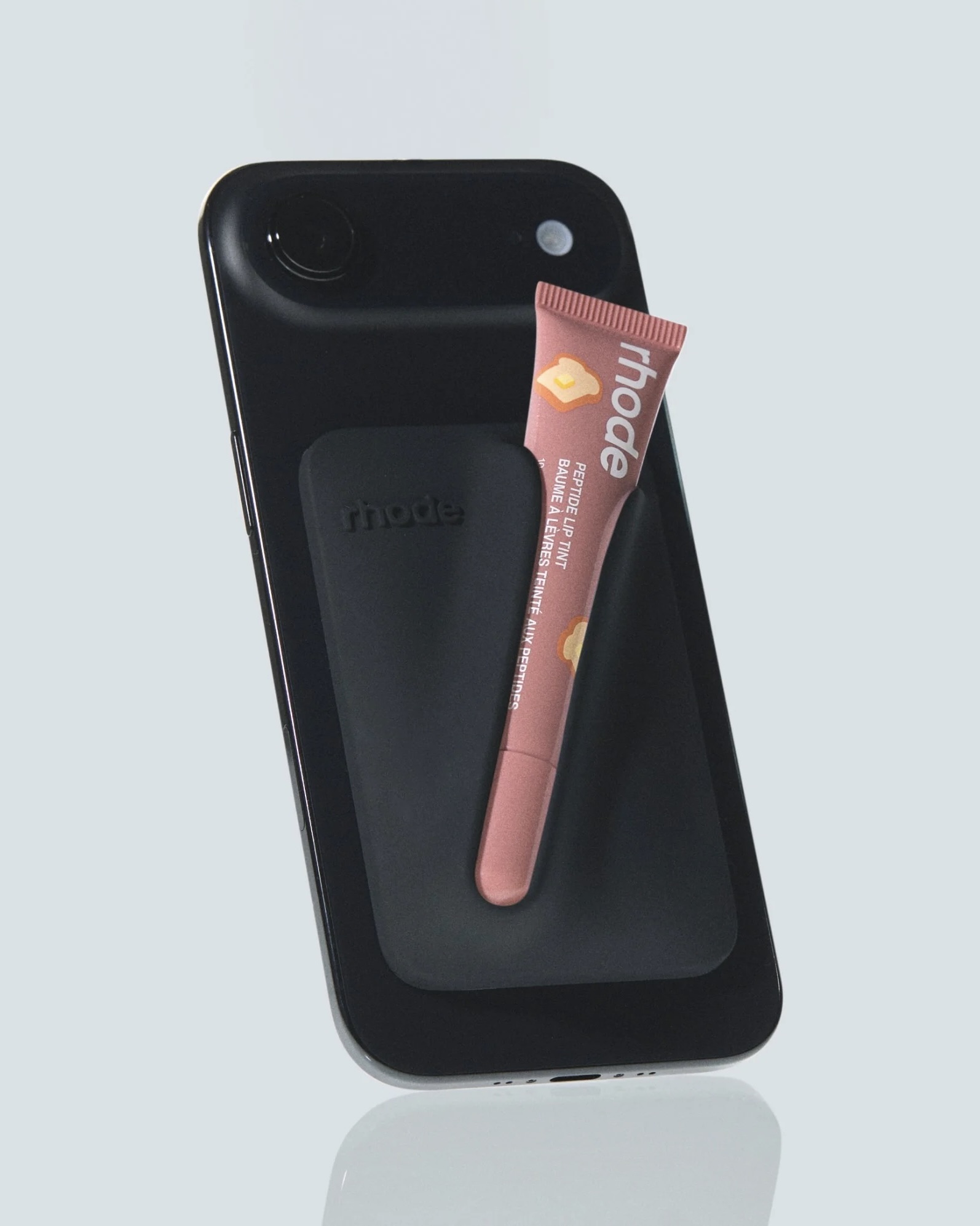 가벼워진 로드 케이스의 귀환💝
맥세이프로 더 편리해진 신상 립 케이스📱💄

헤일리 비버의 로드가 기존의 실리콘 일체형 립 케이스 대신, 맥세이프 방식으로 탈부착이 가능한 새로운 ‘스냅온 립 케이스’를 출시합니다. 디자인은 한층 더 얇고 가벼워졌으며, 맥세이프 호환 아이폰이라면 어디든 톡 하고 붙여 사용할 수 있도록 업그레이드되었는데요.

이번 스냅온 립 케이스는 로드의 립 트리트먼트와 틴트 제품 모두 장착 가능하며, 11월 28일 오전 9시 로드 공식 홈페이지에서 만나볼 수 있습니다. 이미지4