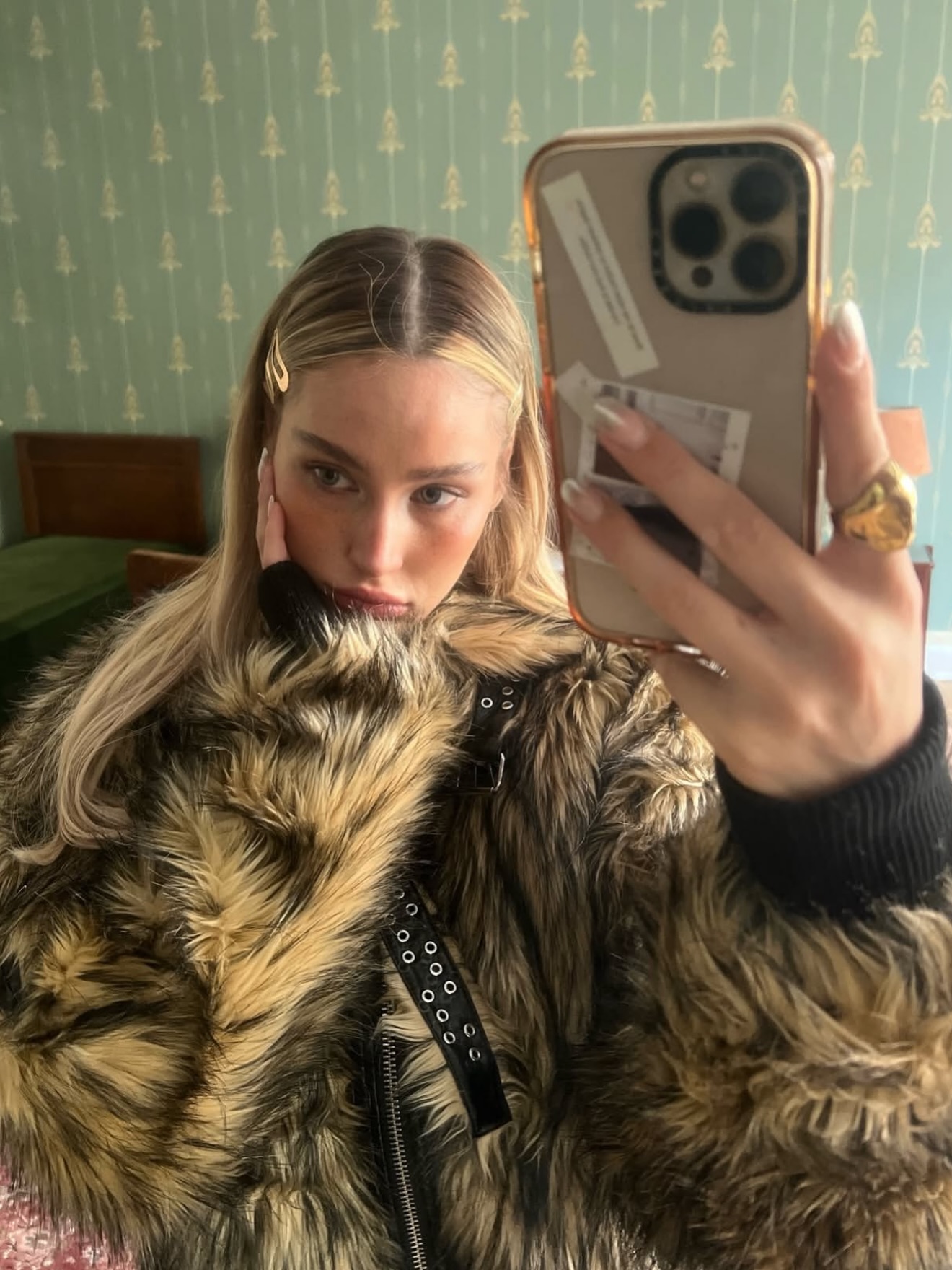 입자마자 분위기 UP✨ 데일리부터 연말룩까지 입기 좋은 퍼자켓🤎 이미지