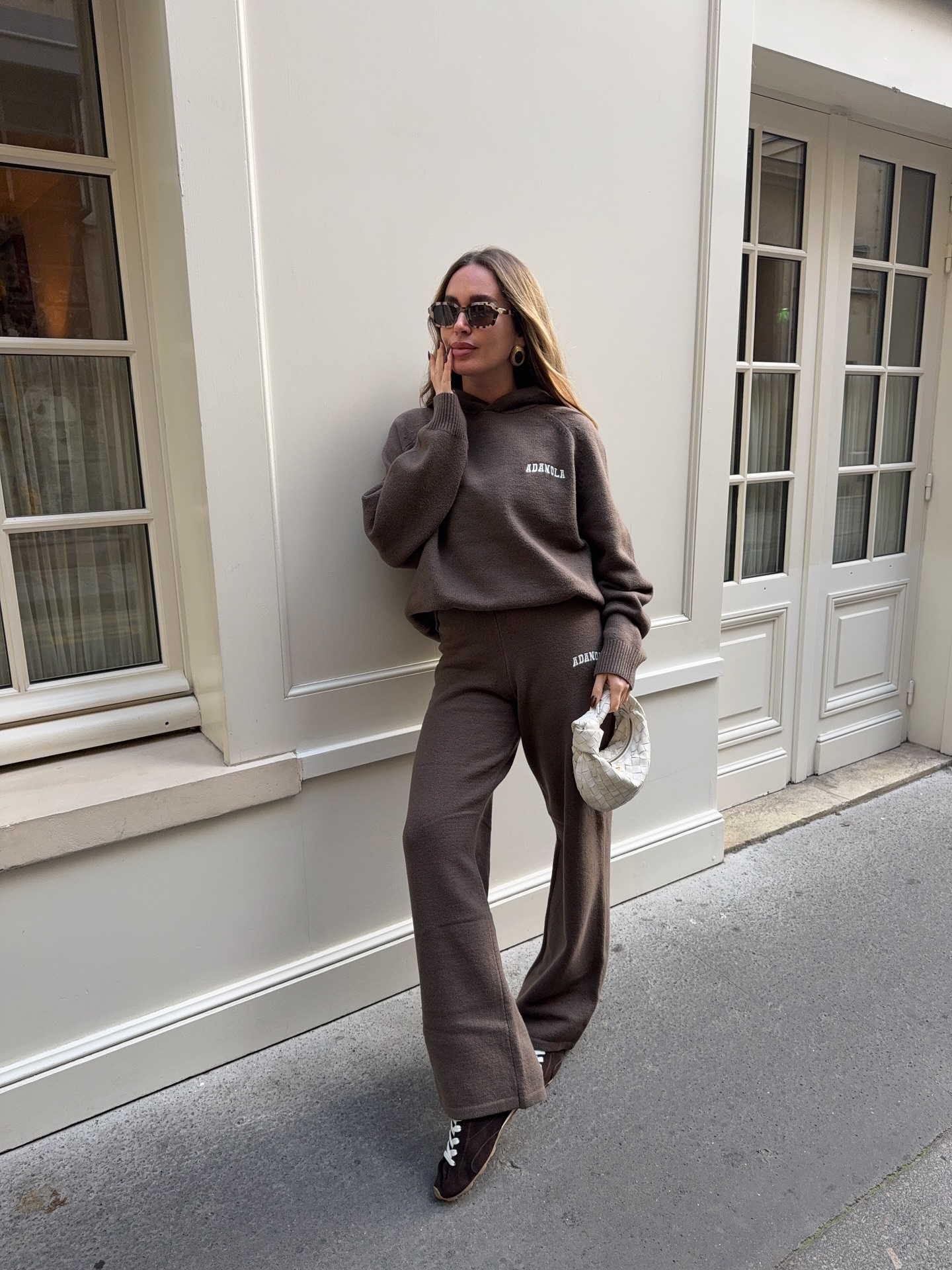 겨울내내 찾게 되는 셋업🧶
따뜻하고 편하게 입기 좋은 겨울 셋업 2가지🌨️🤎

요즘 날씨에 딱 맞는 셋업, 지금 바로 소개해드릴게요.

1. 알로 세레니티 셋업, 각 10만 원대
부드러운 시그니처 원단에 리브드 디테일이 더해진 크림톤 셋업입니다. 와이드 레그 팬츠와 넥 폴라 상의로 편안하면서도 따뜻한 데일리룩을 완성할 수 있습니다.

2. 아데놀라 다크 코코아 니트, 각 10만 원대
코튼과 폴리 혼방 니트 소재로 편안하게 입기 좋은 다크 코코아 컬러입니다. 오버사이즈 후디와 니트 팬츠 조합으로 차분한 브라운 톤의 겨울 코디에 활용도가 높은 셋업입니다. 이미지7