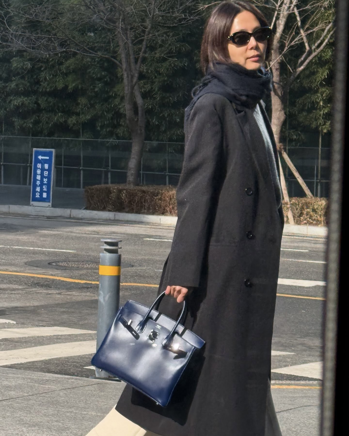 올겨울엔 더블코트로 종결합니다✨
디테일 살아있는 고급스럽고 세련된 김나영표 더블코트🖤🩶

김나영의 더블코트 2가지를 소개합니다.

1. 미우미우 더블브레스트 셰틀랜드 울 코트, 1000만 원대
가볍고 보온성이 뛰어난 셰틀랜드 울 소재를 활용한 하프 코트로 더블 버튼 디테일과 노치드 라펠 디자인이 특징이죠. 코트를 원피스처럼 연출해 니삭스와 로퍼를 매치하면 빈지한 프레피 무드를 연출할 수 있습니다.

2. 더 로우 하리엣 버진 울 캐시미어 코트, 700만 원대
워싱 처리된 울과 캐시미어 소재를 활용한 롱 기장의 더블코트로 드레시한 피크 라펠과 사선 웰트 포켓이 돋보이죠. 브이넥 니트와 머플러와 함께 매치하면 차분하면서도 클래식한 룩을 완성할 수 있습니다. 이미지6