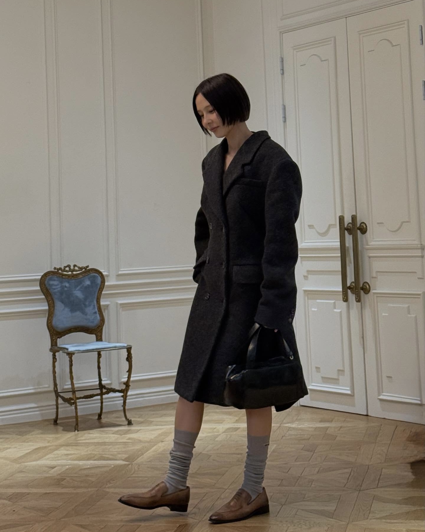 올겨울엔 더블코트로 종결합니다✨
디테일 살아있는 고급스럽고 세련된 김나영표 더블코트🖤🩶

김나영의 더블코트 2가지를 소개합니다.

1. 미우미우 더블브레스트 셰틀랜드 울 코트, 1000만 원대
가볍고 보온성이 뛰어난 셰틀랜드 울 소재를 활용한 하프 코트로 더블 버튼 디테일과 노치드 라펠 디자인이 특징이죠. 코트를 원피스처럼 연출해 니삭스와 로퍼를 매치하면 빈지한 프레피 무드를 연출할 수 있습니다.

2. 더 로우 하리엣 버진 울 캐시미어 코트, 700만 원대
워싱 처리된 울과 캐시미어 소재를 활용한 롱 기장의 더블코트로 드레시한 피크 라펠과 사선 웰트 포켓이 돋보이죠. 브이넥 니트와 머플러와 함께 매치하면 차분하면서도 클래식한 룩을 완성할 수 있습니다. 이미지1