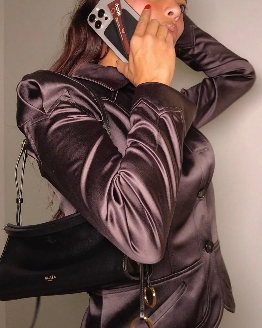 가벼워진 로드 케이스의 귀환💝
맥세이프로 더 편리해진 신상 립 케이스📱💄

헤일리 비버의 로드가 기존의 실리콘 일체형 립 케이스 대신, 맥세이프 방식으로 탈부착이 가능한 새로운 ‘스냅온 립 케이스’를 출시합니다. 디자인은 한층 더 얇고 가벼워졌으며, 맥세이프 호환 아이폰이라면 어디든 톡 하고 붙여 사용할 수 있도록 업그레이드되었는데요.

이번 스냅온 립 케이스는 로드의 립 트리트먼트와 틴트 제품 모두 장착 가능하며, 11월 28일 오전 9시 로드 공식 홈페이지에서 만나볼 수 있습니다. 이미지5