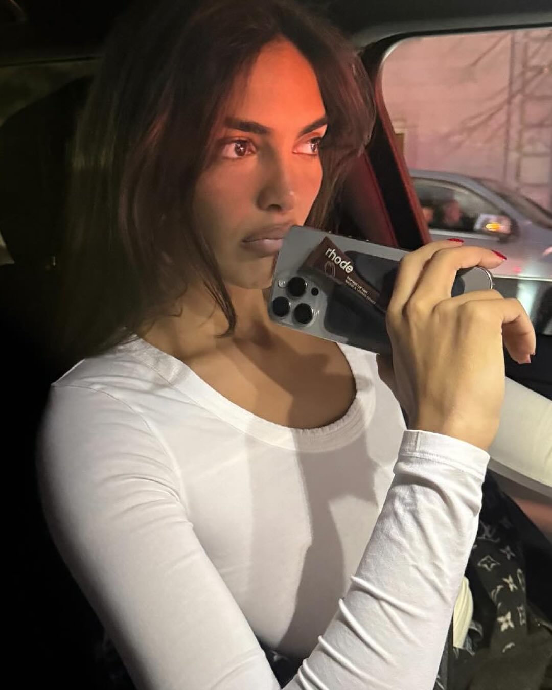 가벼워진 로드 케이스의 귀환💝
맥세이프로 더 편리해진 신상 립 케이스📱💄

헤일리 비버의 로드가 기존의 실리콘 일체형 립 케이스 대신, 맥세이프 방식으로 탈부착이 가능한 새로운 ‘스냅온 립 케이스’를 출시합니다. 디자인은 한층 더 얇고 가벼워졌으며, 맥세이프 호환 아이폰이라면 어디든 톡 하고 붙여 사용할 수 있도록 업그레이드되었는데요.

이번 스냅온 립 케이스는 로드의 립 트리트먼트와 틴트 제품 모두 장착 가능하며, 11월 28일 오전 9시 로드 공식 홈페이지에서 만나볼 수 있습니다. 이미지1