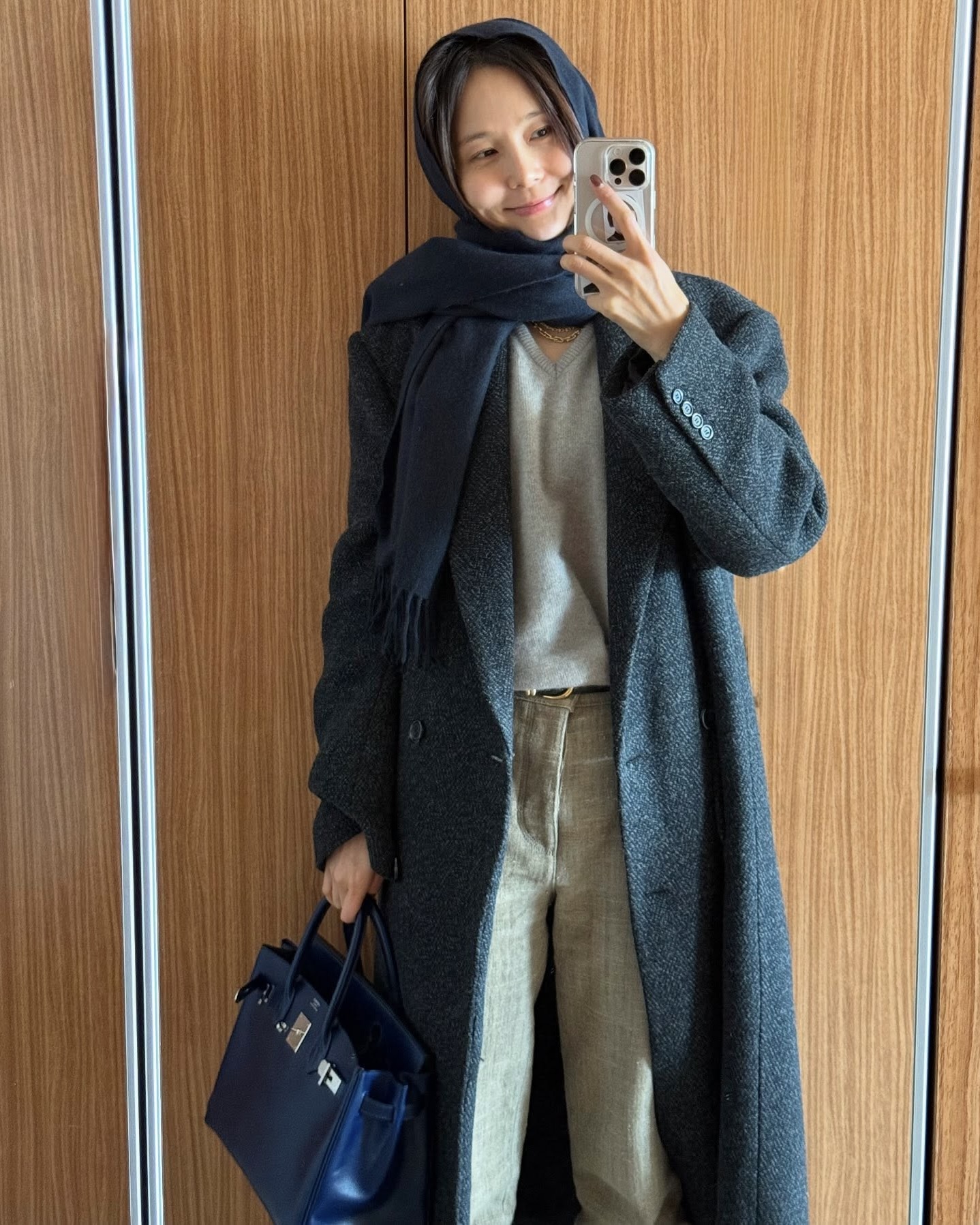 올겨울엔 더블코트로 종결합니다✨
디테일 살아있는 고급스럽고 세련된 김나영표 더블코트🖤🩶

김나영의 더블코트 2가지를 소개합니다.

1. 미우미우 더블브레스트 셰틀랜드 울 코트, 1000만 원대
가볍고 보온성이 뛰어난 셰틀랜드 울 소재를 활용한 하프 코트로 더블 버튼 디테일과 노치드 라펠 디자인이 특징이죠. 코트를 원피스처럼 연출해 니삭스와 로퍼를 매치하면 빈지한 프레피 무드를 연출할 수 있습니다.

2. 더 로우 하리엣 버진 울 캐시미어 코트, 700만 원대
워싱 처리된 울과 캐시미어 소재를 활용한 롱 기장의 더블코트로 드레시한 피크 라펠과 사선 웰트 포켓이 돋보이죠. 브이넥 니트와 머플러와 함께 매치하면 차분하면서도 클래식한 룩을 완성할 수 있습니다. 이미지5