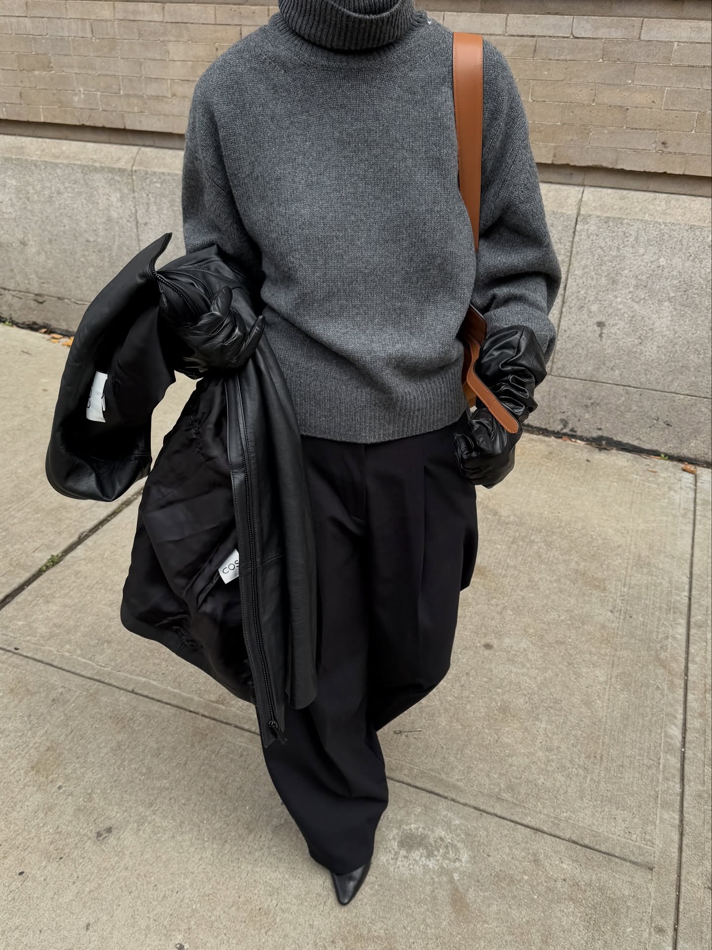 겨울에 꼭 있어야 하는 터틀넥💡
데님부터 슬랙스까지 어떤 룩이든 깔끔하게 살려주는 필수템❄️✨  이미지4