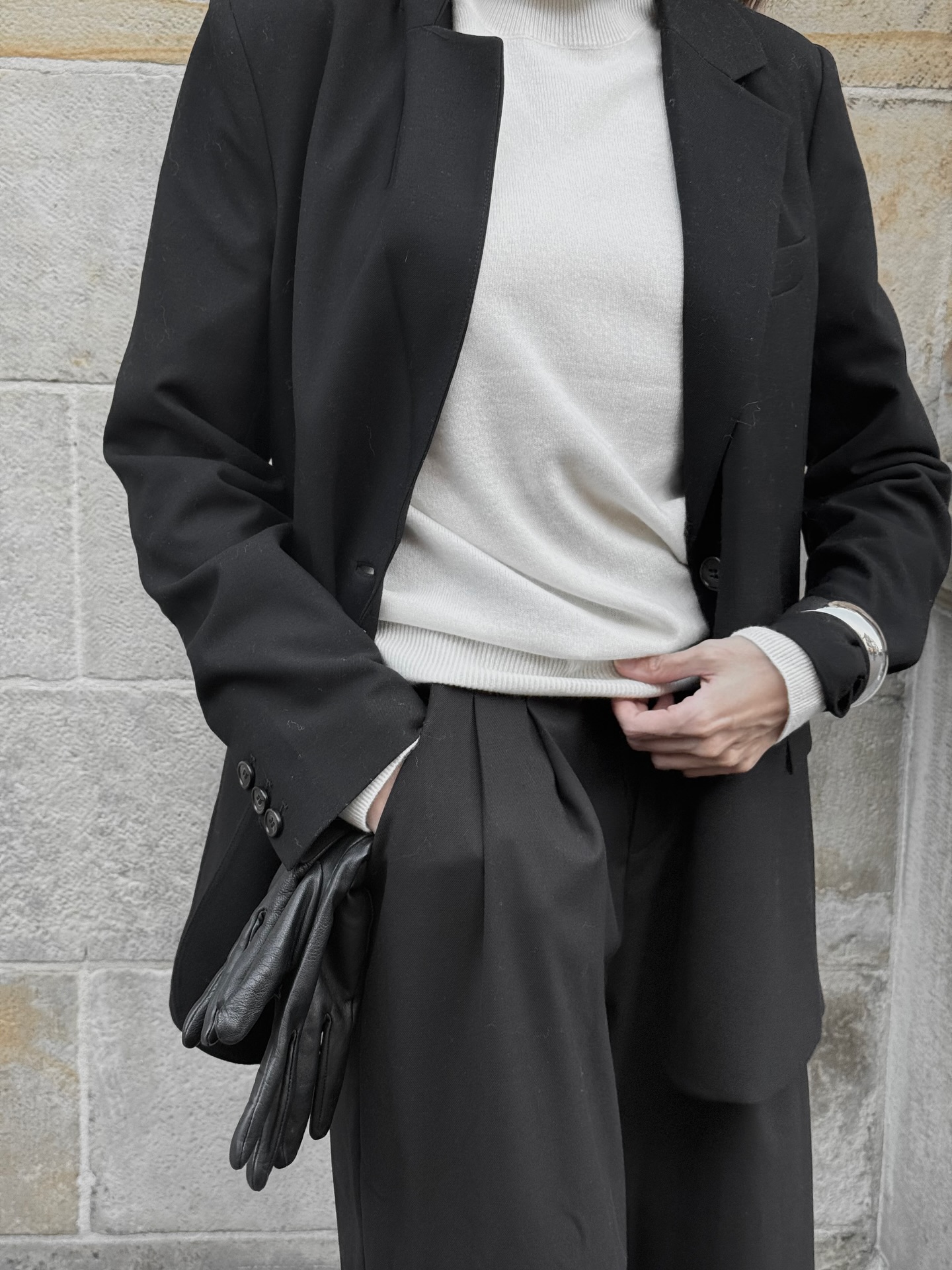 겨울 하객룩 뭐 입을지 고민이라면🔍
기본 아이템만으로 쉽게 완성할 수 있는 하객룩 아르켜 줄게💡✨

겨울 하객룩으로 활용하기 좋은 아이템 3가지 소개해 드릴게요.

1. 호미 다이아몬드 터틀넥, 30만 원대
울 소재의 다이아몬드 패턴과 꼬임 장식 같은 브레이드 디테일이 돋보이는 오버사이즈 케이블 니트죠. 맥시한 블랙 롱스커트와 매치하면 데일리로도 활용 가능한 모던한 하객룩을 완성할 수 있습니다.

2. 디쉬 이든 테일러드 팬츠, 20만 원대
가장 기본적인 와이드 슬랙스로 허리 부분에 볼륨감 있는 더블 프런트 턱 디테일이 더해진 아이템이죠. 터틀넥 이너와 블레이저를 매치하면 셋업으로 단정하면서도 포근한 클래식한 하객룩을 완성할 수 있습니다.

3. 디쉬 잭 블랙 미디스커트, 20만 원대
호주 기반의 브랜드 디쉬의 테일러드 컬럼 미디스커트는 폴리에스터  혼방 소재로 허리 벨트 디테일과 뒷트임이 포인트인 펜슬스커트입니다. 화이트 셔츠와 매치하면 깔끔하고 누구나 쉽게 활용하기 좋은 하객룩입니다. 이미지6