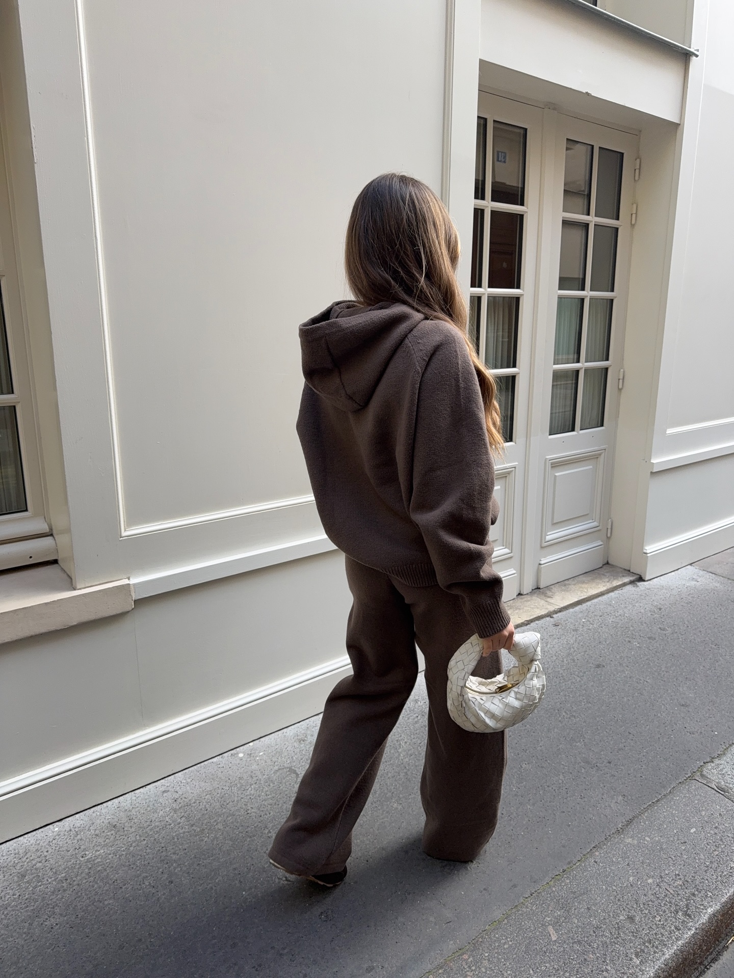 겨울내내 찾게 되는 셋업🧶
따뜻하고 편하게 입기 좋은 겨울 셋업 2가지🌨️🤎

요즘 날씨에 딱 맞는 셋업, 지금 바로 소개해드릴게요.

1. 알로 세레니티 셋업, 각 10만 원대
부드러운 시그니처 원단에 리브드 디테일이 더해진 크림톤 셋업입니다. 와이드 레그 팬츠와 넥 폴라 상의로 편안하면서도 따뜻한 데일리룩을 완성할 수 있습니다.

2. 아데놀라 다크 코코아 니트, 각 10만 원대
코튼과 폴리 혼방 니트 소재로 편안하게 입기 좋은 다크 코코아 컬러입니다. 오버사이즈 후디와 니트 팬츠 조합으로 차분한 브라운 톤의 겨울 코디에 활용도가 높은 셋업입니다. 이미지8