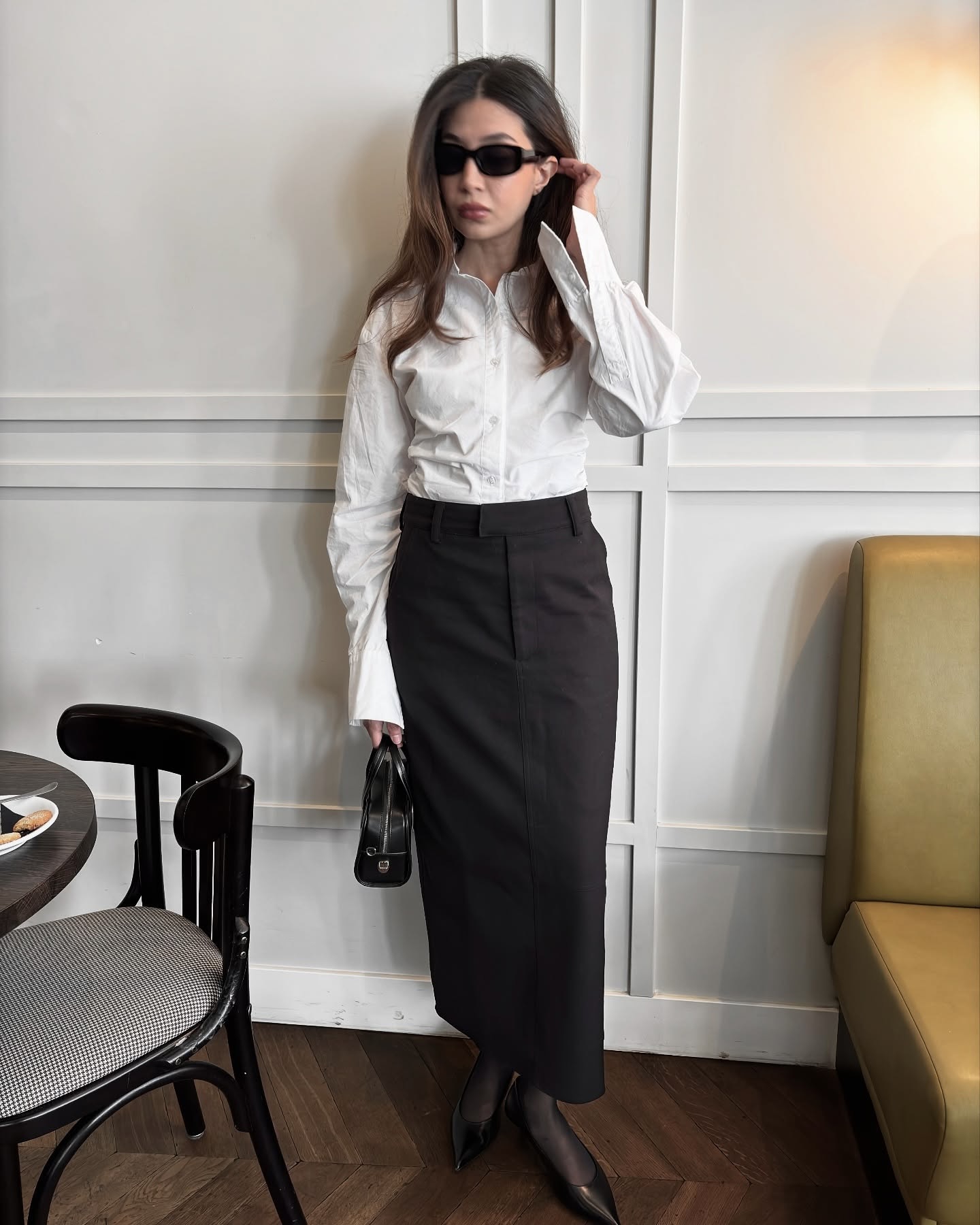 겨울 하객룩 뭐 입을지 고민이라면🔍
기본 아이템만으로 쉽게 완성할 수 있는 하객룩 아르켜 줄게💡✨

겨울 하객룩으로 활용하기 좋은 아이템 3가지 소개해 드릴게요.

1. 호미 다이아몬드 터틀넥, 30만 원대
울 소재의 다이아몬드 패턴과 꼬임 장식 같은 브레이드 디테일이 돋보이는 오버사이즈 케이블 니트죠. 맥시한 블랙 롱스커트와 매치하면 데일리로도 활용 가능한 모던한 하객룩을 완성할 수 있습니다.

2. 디쉬 이든 테일러드 팬츠, 20만 원대
가장 기본적인 와이드 슬랙스로 허리 부분에 볼륨감 있는 더블 프런트 턱 디테일이 더해진 아이템이죠. 터틀넥 이너와 블레이저를 매치하면 셋업으로 단정하면서도 포근한 클래식한 하객룩을 완성할 수 있습니다.

3. 디쉬 잭 블랙 미디스커트, 20만 원대
호주 기반의 브랜드 디쉬의 테일러드 컬럼 미디스커트는 폴리에스터  혼방 소재로 허리 벨트 디테일과 뒷트임이 포인트인 펜슬스커트입니다. 화이트 셔츠와 매치하면 깔끔하고 누구나 쉽게 활용하기 좋은 하객룩입니다. 이미지9