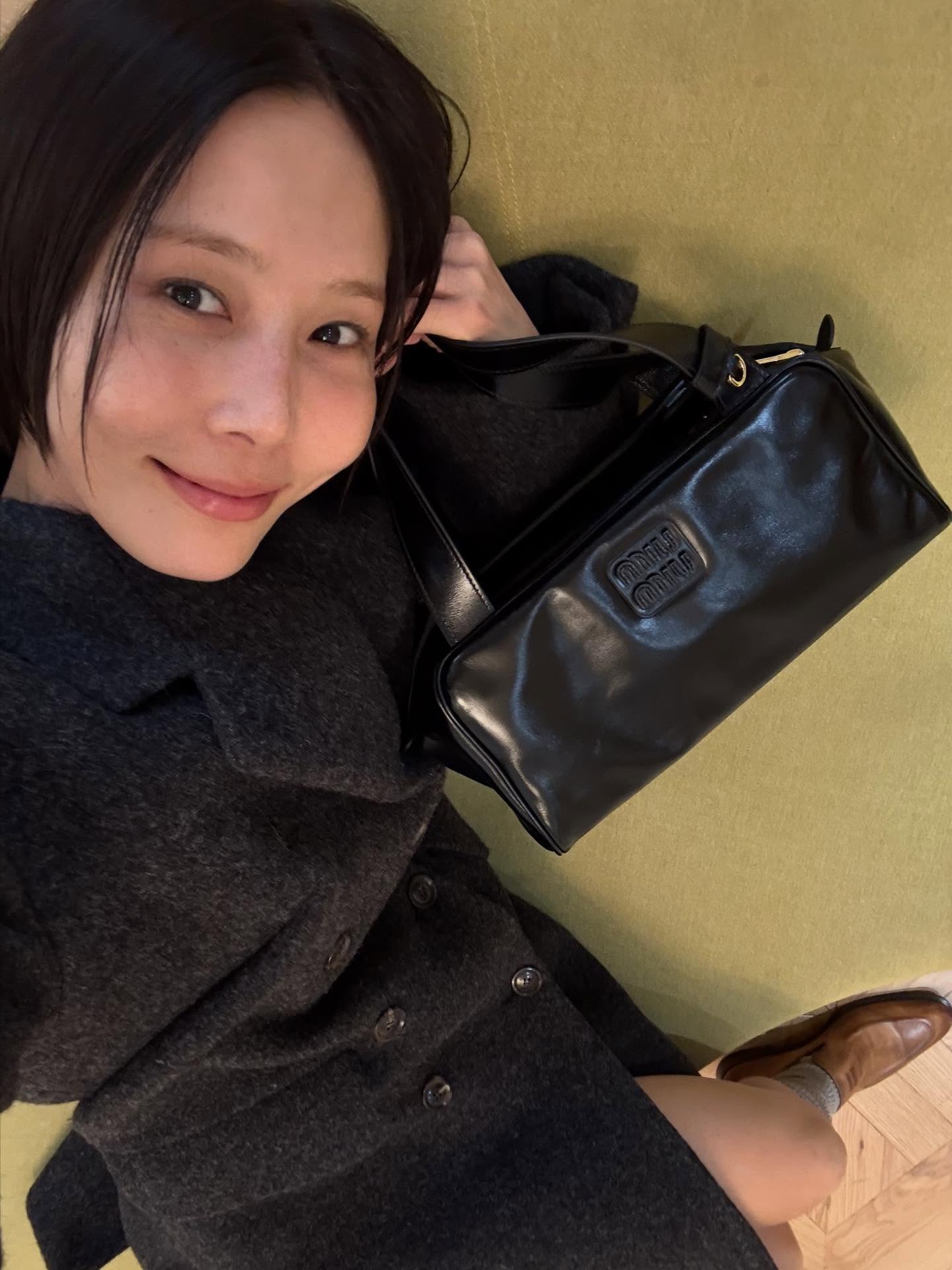 올겨울엔 더블코트로 종결합니다✨
디테일 살아있는 고급스럽고 세련된 김나영표 더블코트🖤🩶

김나영의 더블코트 2가지를 소개합니다.

1. 미우미우 더블브레스트 셰틀랜드 울 코트, 1000만 원대
가볍고 보온성이 뛰어난 셰틀랜드 울 소재를 활용한 하프 코트로 더블 버튼 디테일과 노치드 라펠 디자인이 특징이죠. 코트를 원피스처럼 연출해 니삭스와 로퍼를 매치하면 빈지한 프레피 무드를 연출할 수 있습니다.

2. 더 로우 하리엣 버진 울 캐시미어 코트, 700만 원대
워싱 처리된 울과 캐시미어 소재를 활용한 롱 기장의 더블코트로 드레시한 피크 라펠과 사선 웰트 포켓이 돋보이죠. 브이넥 니트와 머플러와 함께 매치하면 차분하면서도 클래식한 룩을 완성할 수 있습니다. 이미지2