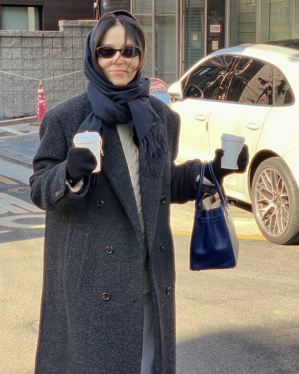 올겨울엔 더블코트로 종결합니다✨
디테일 살아있는 고급스럽고 세련된 김나영표 더블코트🖤🩶

김나영의 더블코트 2가지를 소개합니다.

1. 미우미우 더블브레스트 셰틀랜드 울 코트, 1000만 원대
가볍고 보온성이 뛰어난 셰틀랜드 울 소재를 활용한 하프 코트로 더블 버튼 디테일과 노치드 라펠 디자인이 특징이죠. 코트를 원피스처럼 연출해 니삭스와 로퍼를 매치하면 빈지한 프레피 무드를 연출할 수 있습니다.

2. 더 로우 하리엣 버진 울 캐시미어 코트, 700만 원대
워싱 처리된 울과 캐시미어 소재를 활용한 롱 기장의 더블코트로 드레시한 피크 라펠과 사선 웰트 포켓이 돋보이죠. 브이넥 니트와 머플러와 함께 매치하면 차분하면서도 클래식한 룩을 완성할 수 있습니다. 이미지7