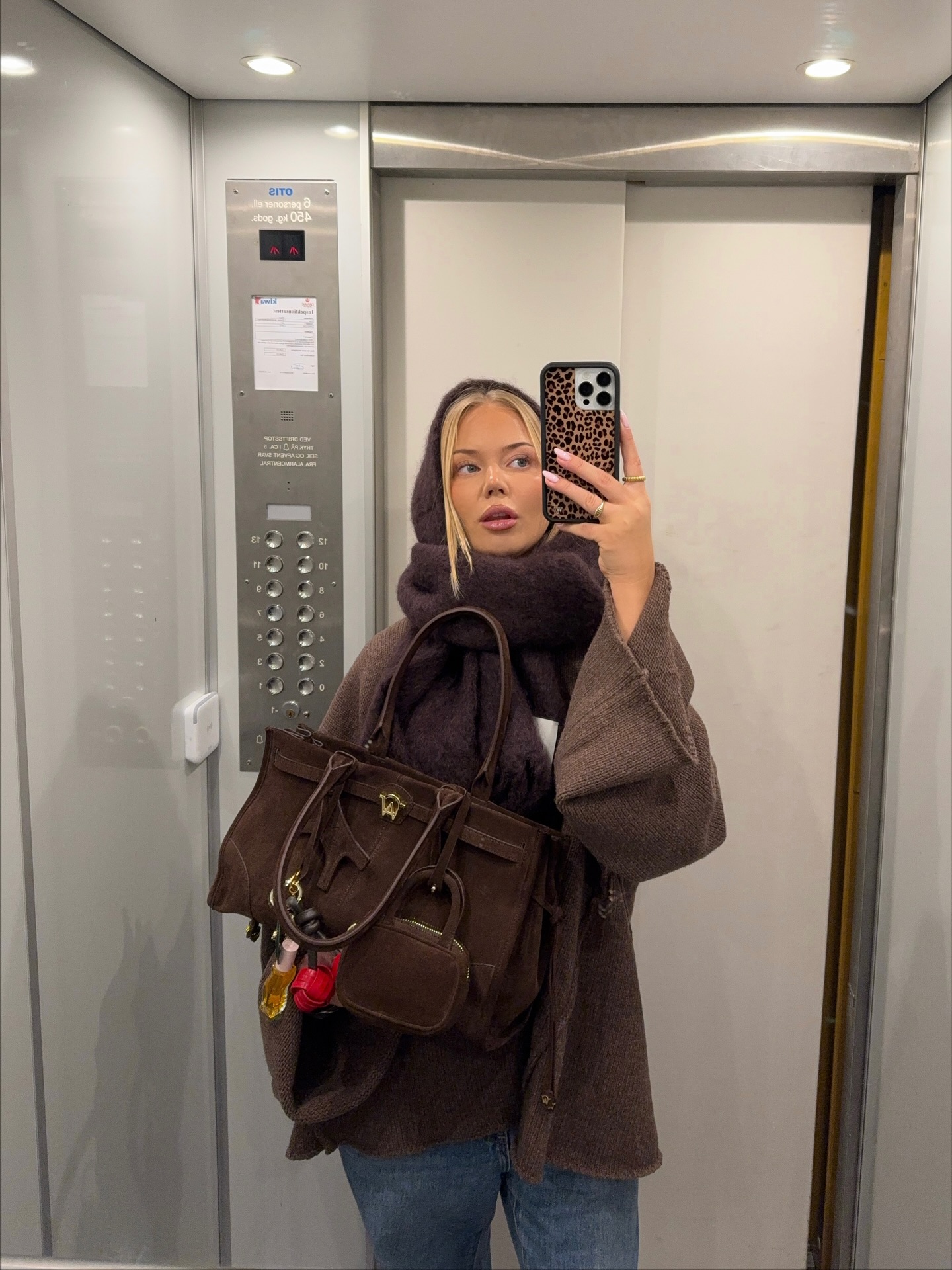 목도리? 생각보다 더 실용적이야💡
목에만 두르지 말고 다양하게 연출!!🖤🩶스타일과 보온까지 챙겨보자

목도리로 센스 있게 스타일링하는 연출법 참고해 보세요.

1. 머리
기온이 떨어지면서 매번 비니만 쓸 수 없을 때, 목도리를 머리에 둘러 바라클라바나 비니 대신 연출할 수 있는데요. 컬러, 패턴, 소재에 따라 분위기가 달라지지만, 누구나 쉽게 트렌디한 무드를 살릴 수 있는 스타일링입니다.

2. 허리
요즘에는 스카프에 이어 목도리를 허리에 둘러 포인트를 주는데요. 코트 위에 두르면 벨티드 코트처럼 허리라인이 정돈되어 시각적인 체형 보완 효과가 있고, 같은 컬러를 매치하면 톤온톤 무드를, 다른 컬러를 활용하면 심플한 룩에 포인트를 더해줍니다. 이미지3