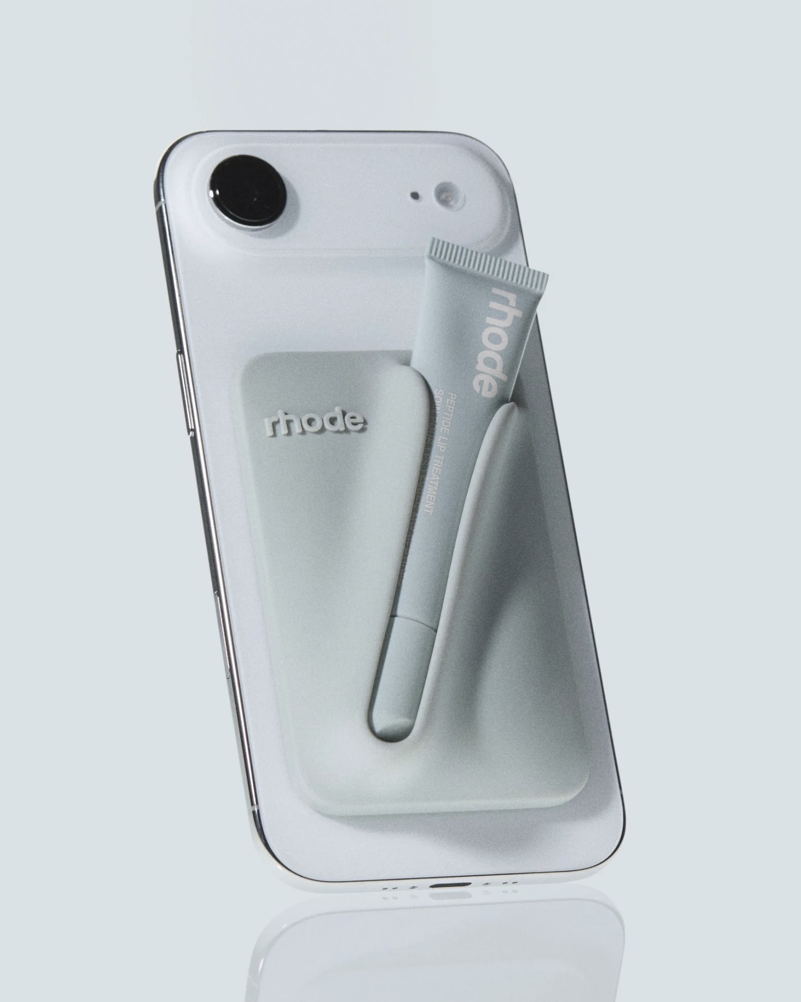 가벼워진 로드 케이스의 귀환💝
맥세이프로 더 편리해진 신상 립 케이스📱💄

헤일리 비버의 로드가 기존의 실리콘 일체형 립 케이스 대신, 맥세이프 방식으로 탈부착이 가능한 새로운 ‘스냅온 립 케이스’를 출시합니다. 디자인은 한층 더 얇고 가벼워졌으며, 맥세이프 호환 아이폰이라면 어디든 톡 하고 붙여 사용할 수 있도록 업그레이드되었는데요.

이번 스냅온 립 케이스는 로드의 립 트리트먼트와 틴트 제품 모두 장착 가능하며, 11월 28일 오전 9시 로드 공식 홈페이지에서 만나볼 수 있습니다. 이미지7