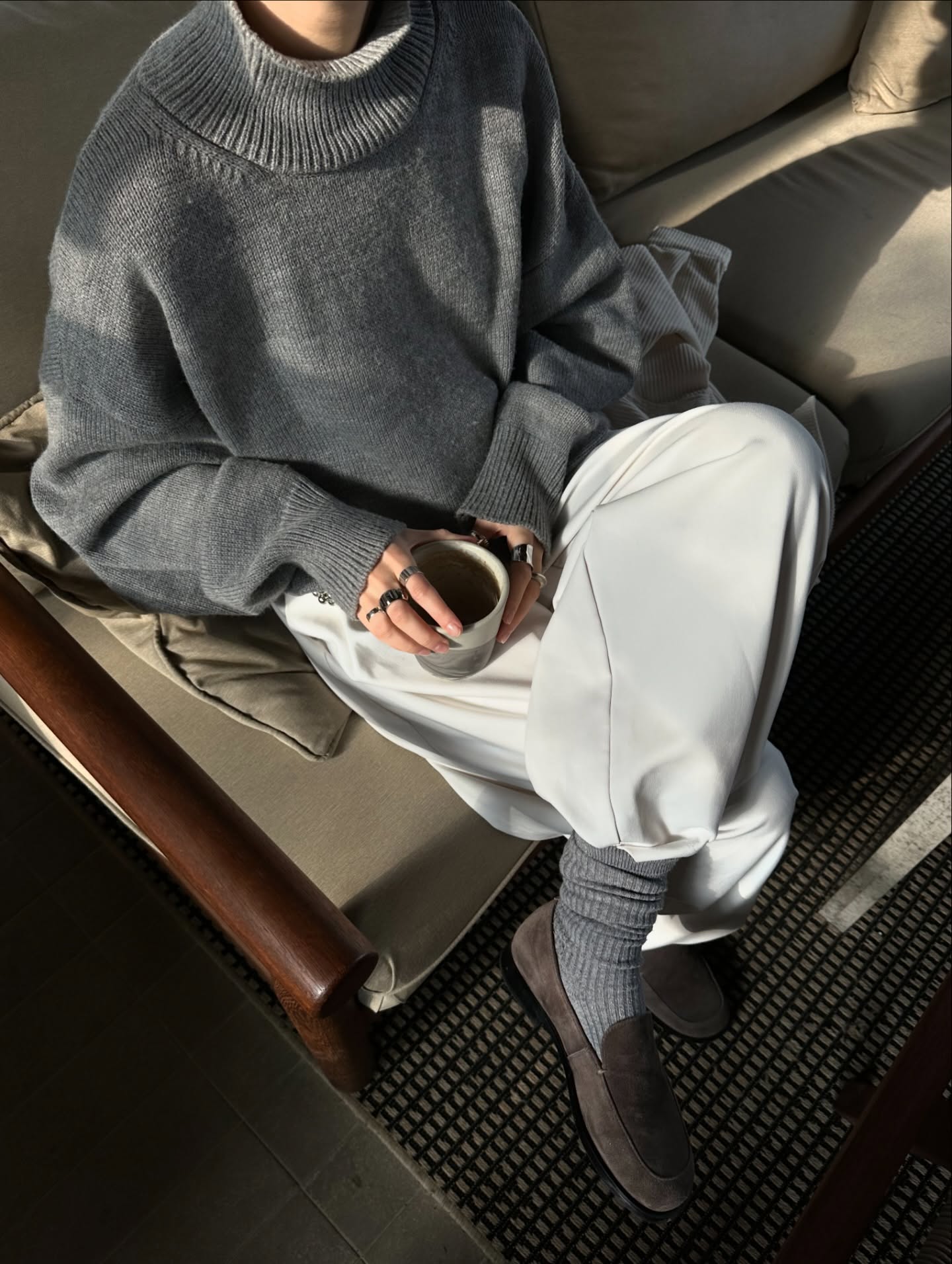 화이트 팬츠에 뭐 입을지 고민 중?🤔
니트와 화이트 팬츠로 미니멀하고 담백한 겨울룩 완성하자❄️🤍 이미지1