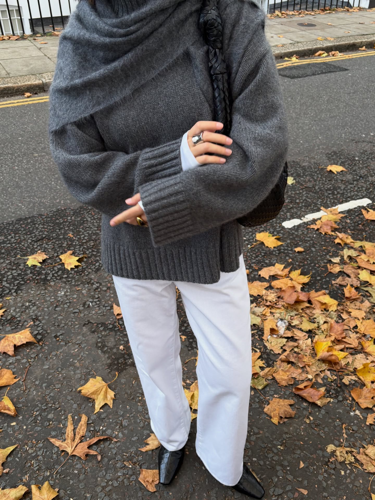 화이트 팬츠에 뭐 입을지 고민 중?🤔
니트와 화이트 팬츠로 미니멀하고 담백한 겨울룩 완성하자❄️🤍 이미지2