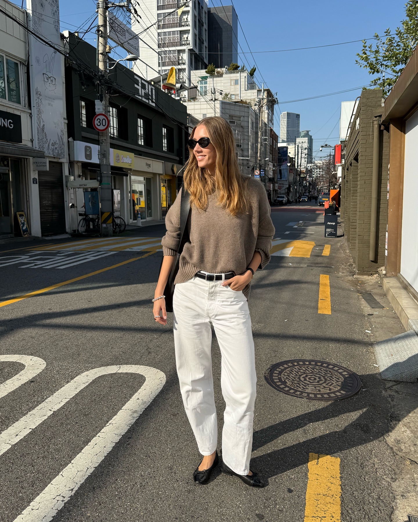 화이트 팬츠에 뭐 입을지 고민 중?🤔
니트와 화이트 팬츠로 미니멀하고 담백한 겨울룩 완성하자❄️🤍 이미지5