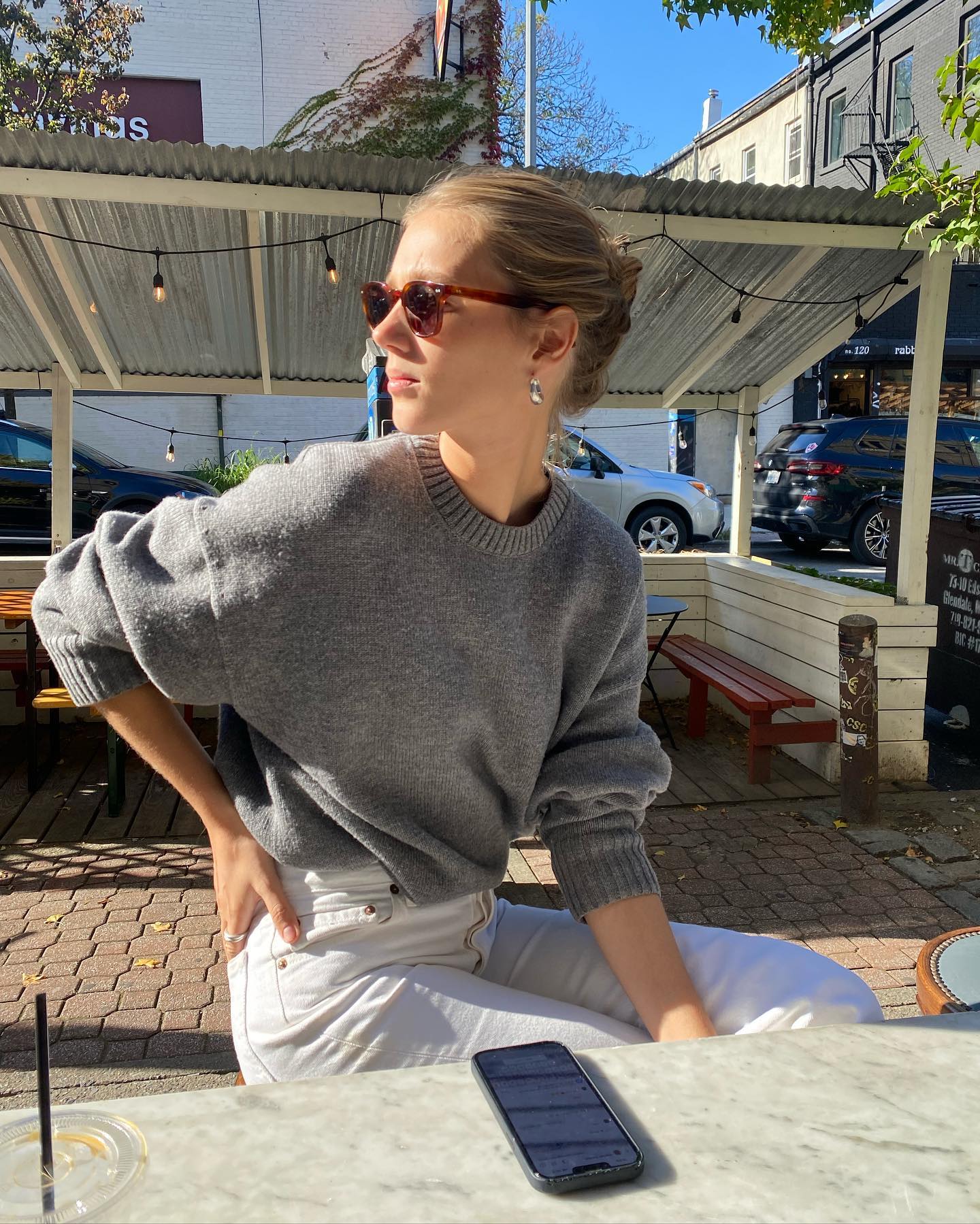 화이트 팬츠에 뭐 입을지 고민 중?🤔
니트와 화이트 팬츠로 미니멀하고 담백한 겨울룩 완성하자❄️🤍 이미지3